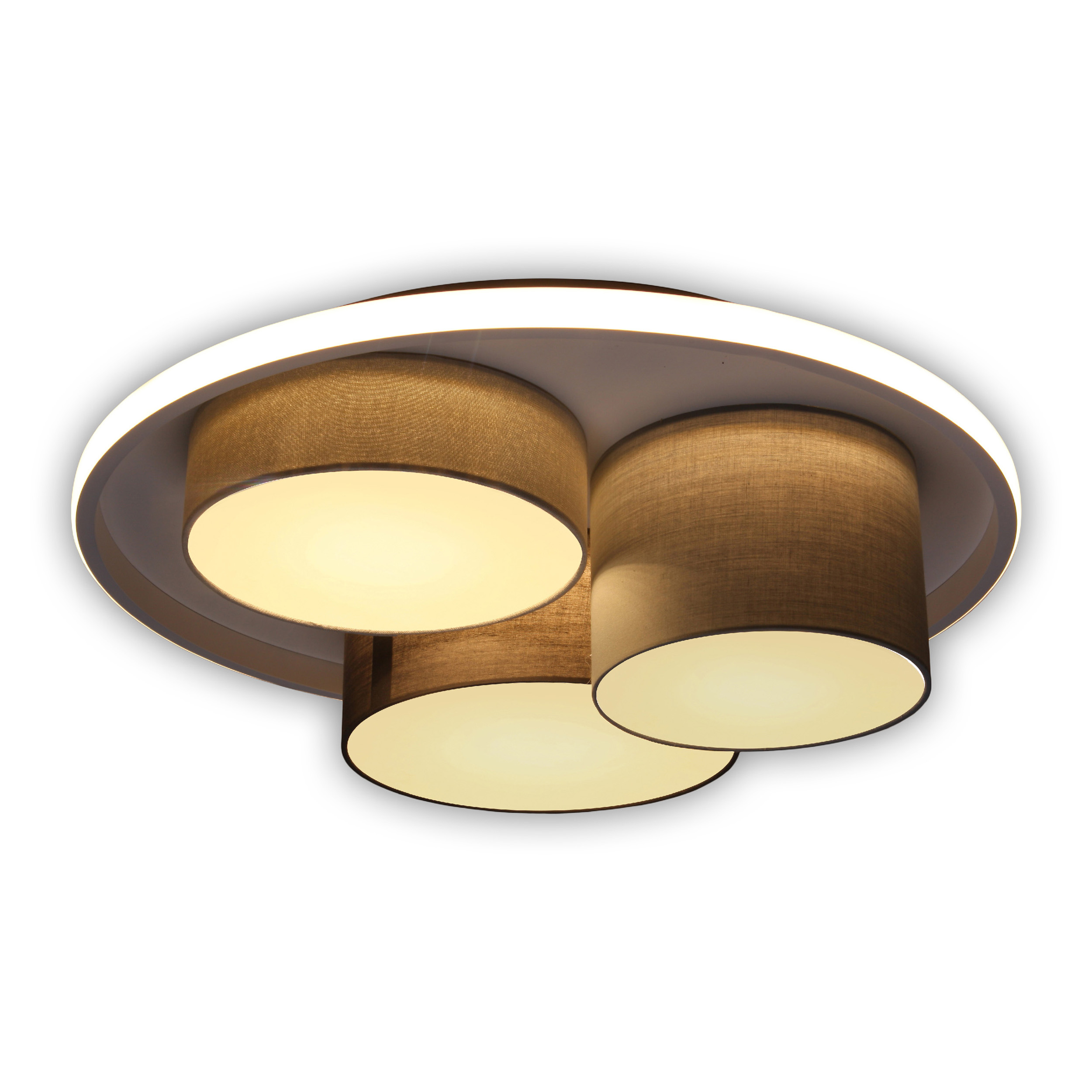 Deckenlampe mit drei Lampenschirmen. Weiße Decke. Weißer Hintergrund.