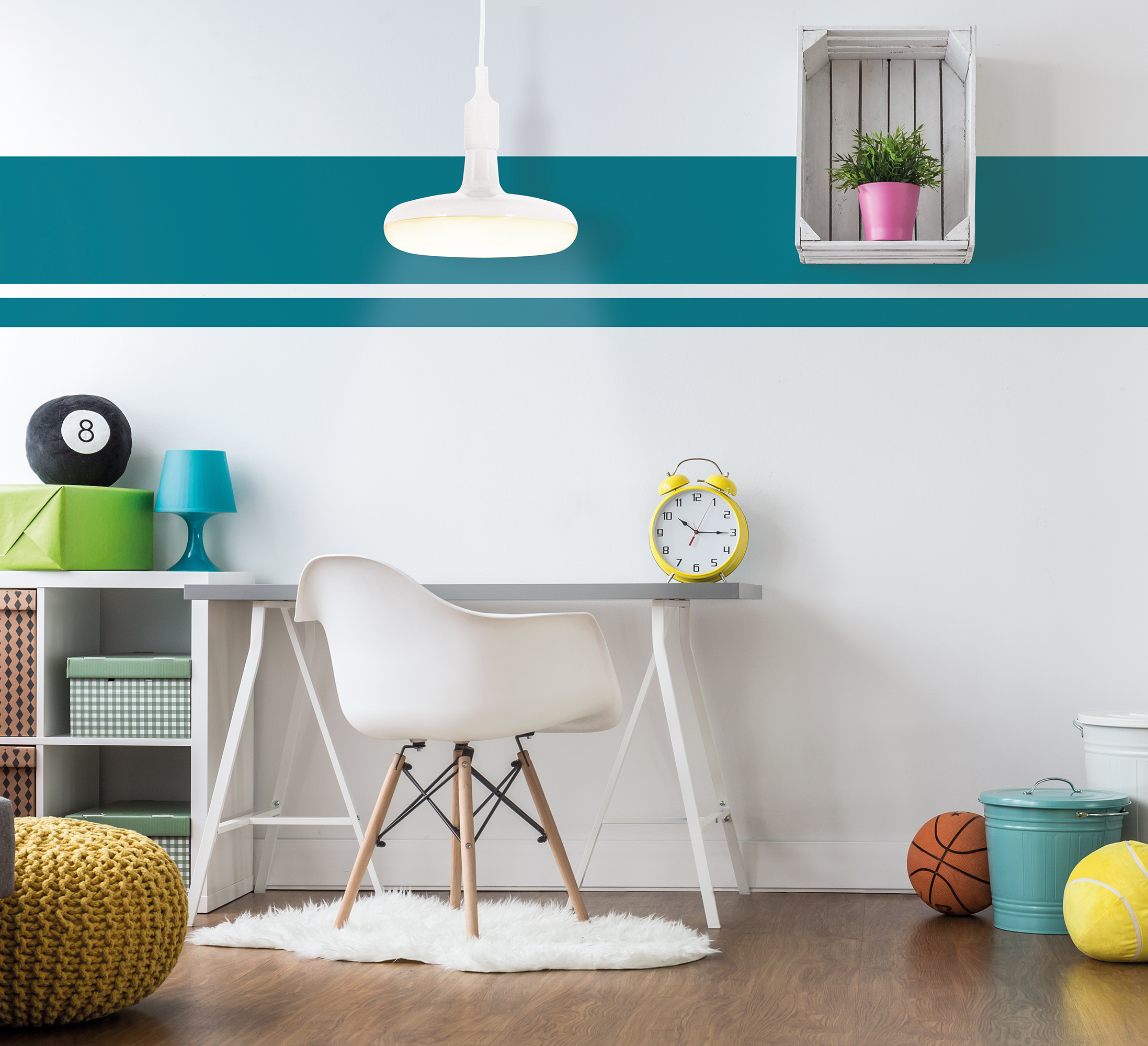 Ein Kinderzimmer mit Schreibtisch, Stuhl und Dekorationen, einschließlich eines Wandstreifens.