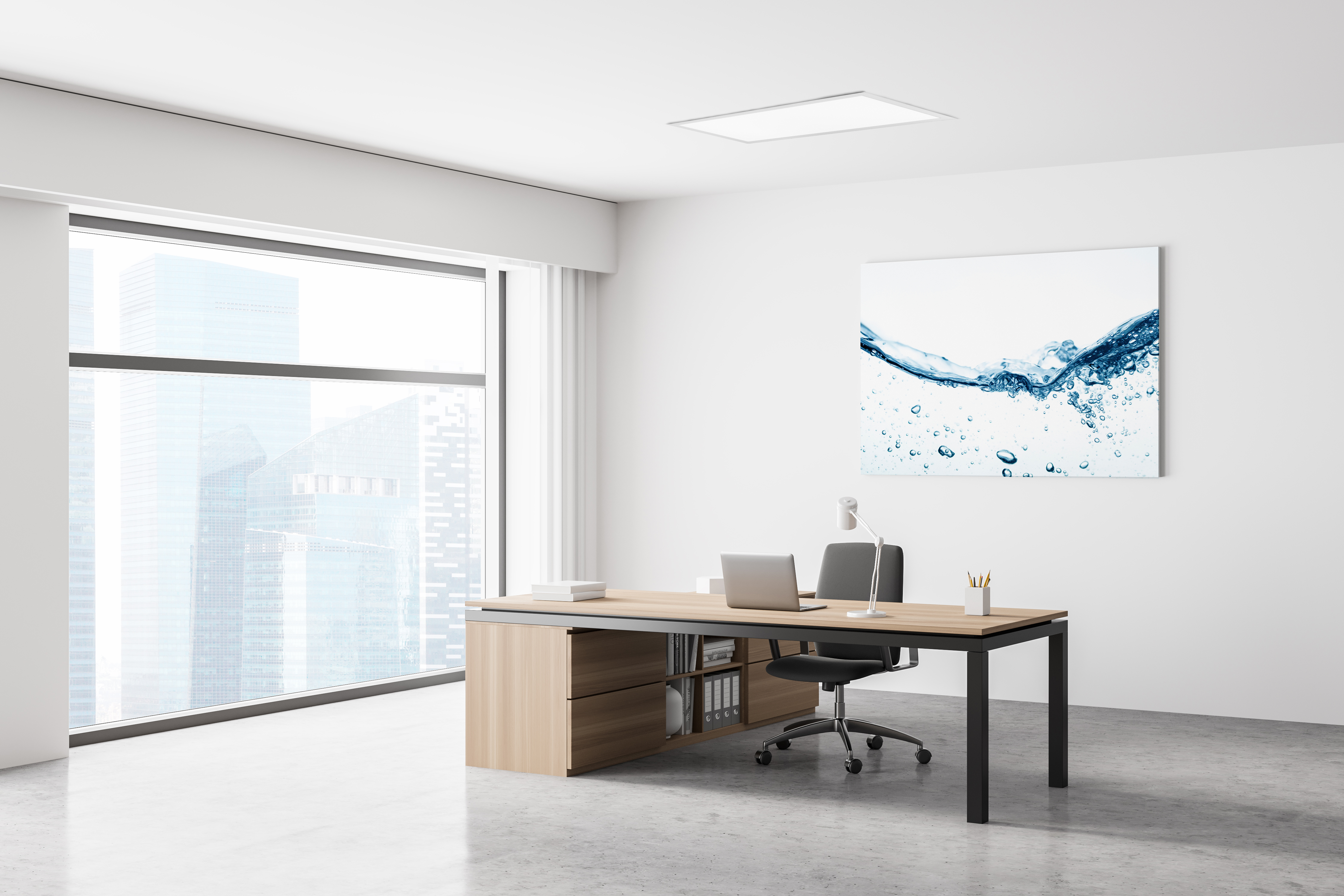 Modernes Bürointerieur. Ein großes Fenster, ein Schreibtisch mit Laptop und ein Gemälde an der Wand. Weiße Wände und Boden.