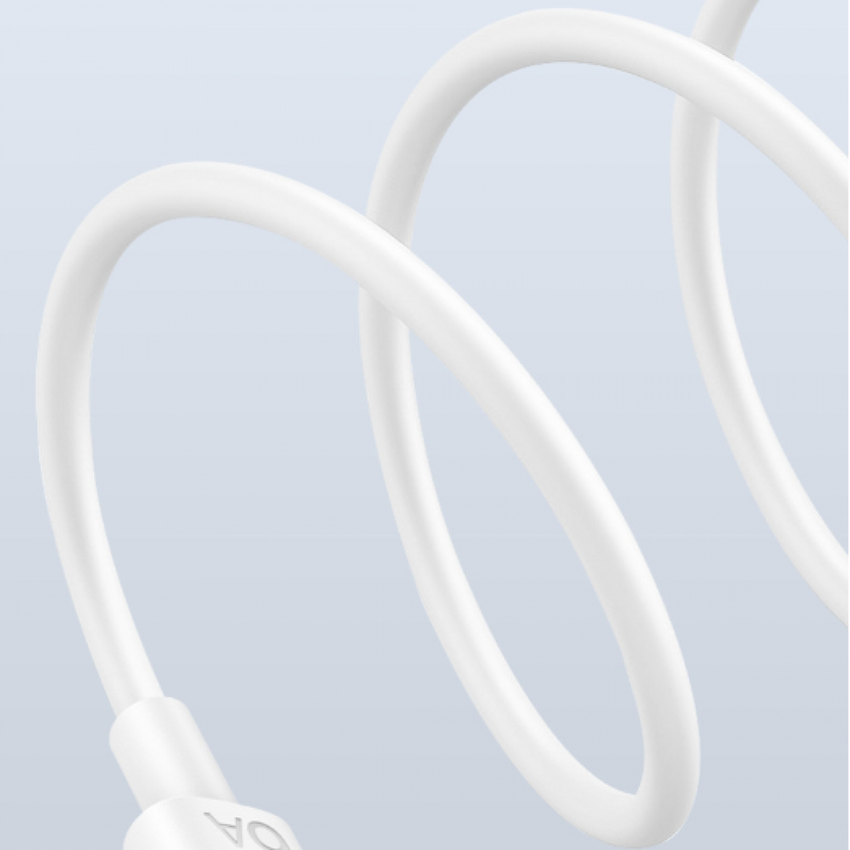 Weißes, aufgewickeltes Ladekabel. Das Kabel ist eng gewickelt und zeigt die gebogene Form.