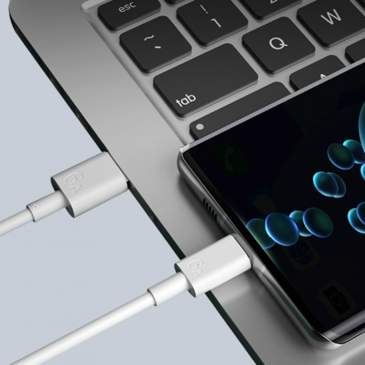Laptop mit weißem USB-C-Kabel, das mit einem Telefon verbunden ist. Telefon rechts, Kabel links.