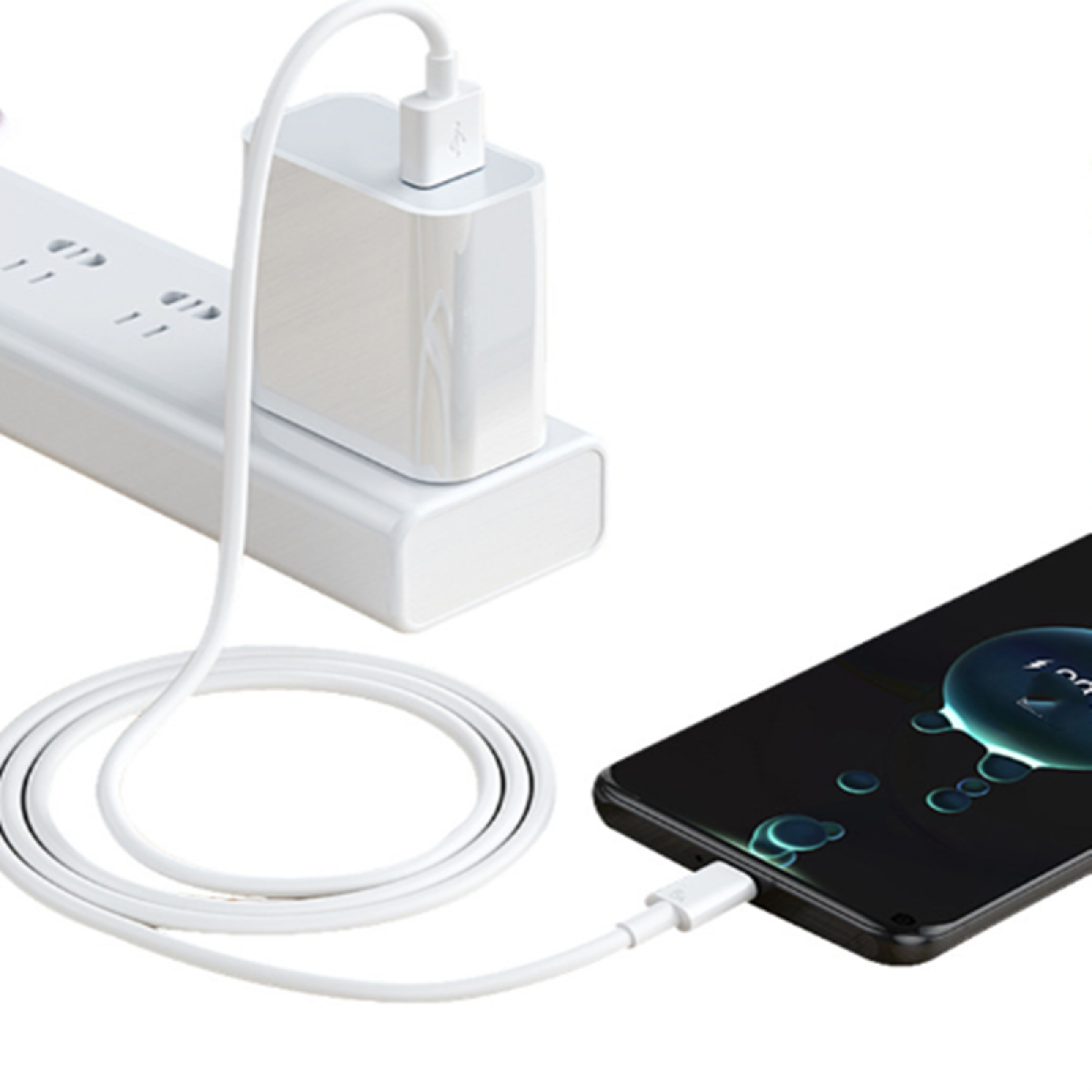 Weißes Ladegerät an einer Steckdosenleiste, verbunden mit einem schwarzen Smartphone.