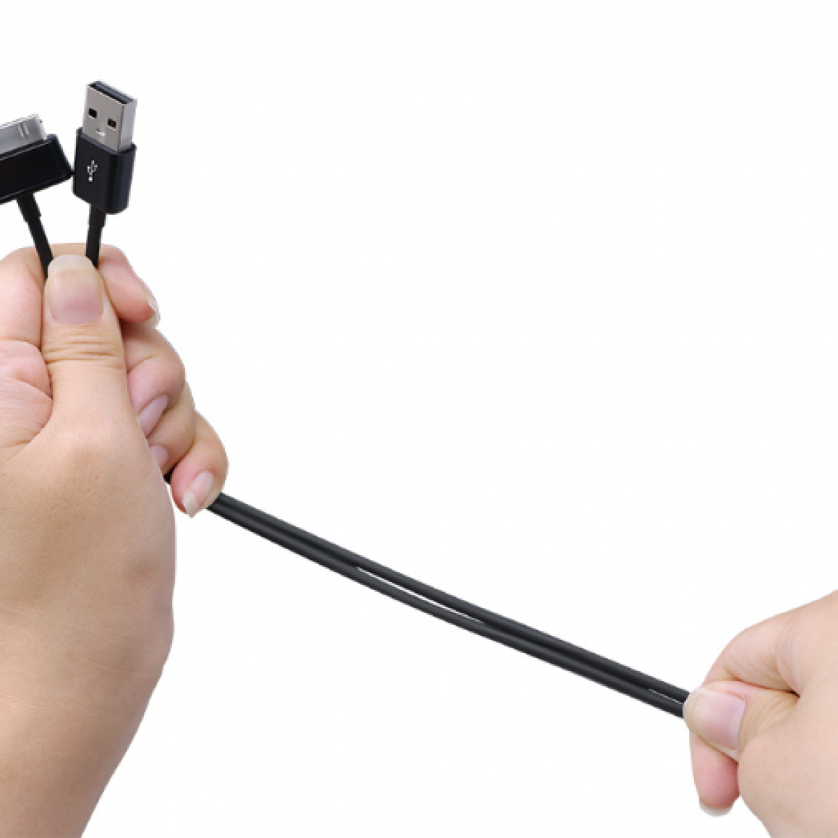 Dwie ręce trzymają czarny, prosty kabel USB z dwoma różnymi złączami.