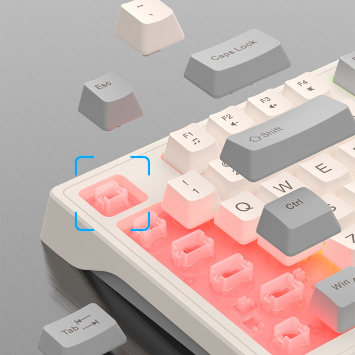 Nahaufnahme einer weißen Tastatur mit entfernten Tasten. Einige Tasten sind grau, andere fehlen.