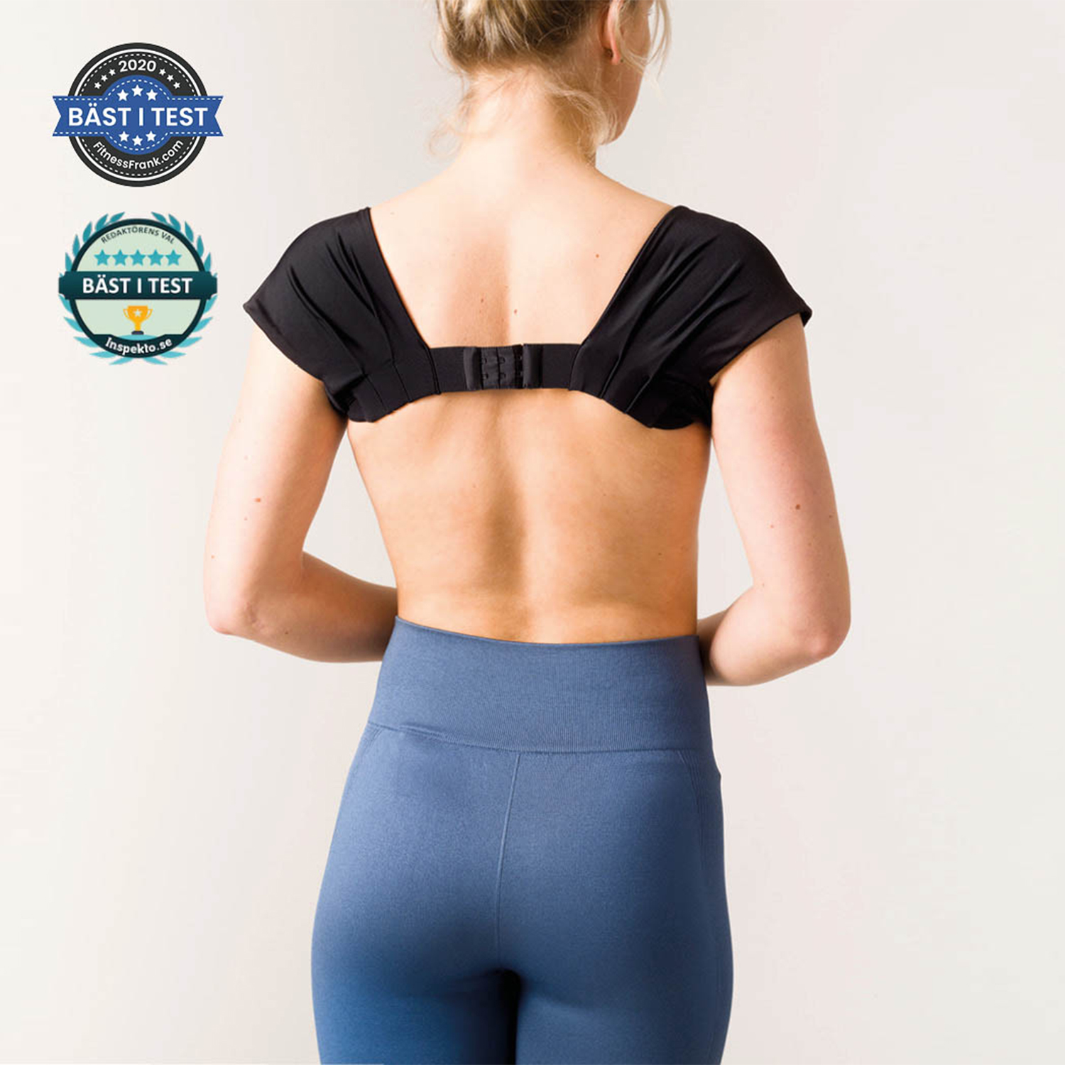 Frau in blauen Leggings, mit schwarzem Haltungskorrektor, Rückansicht.