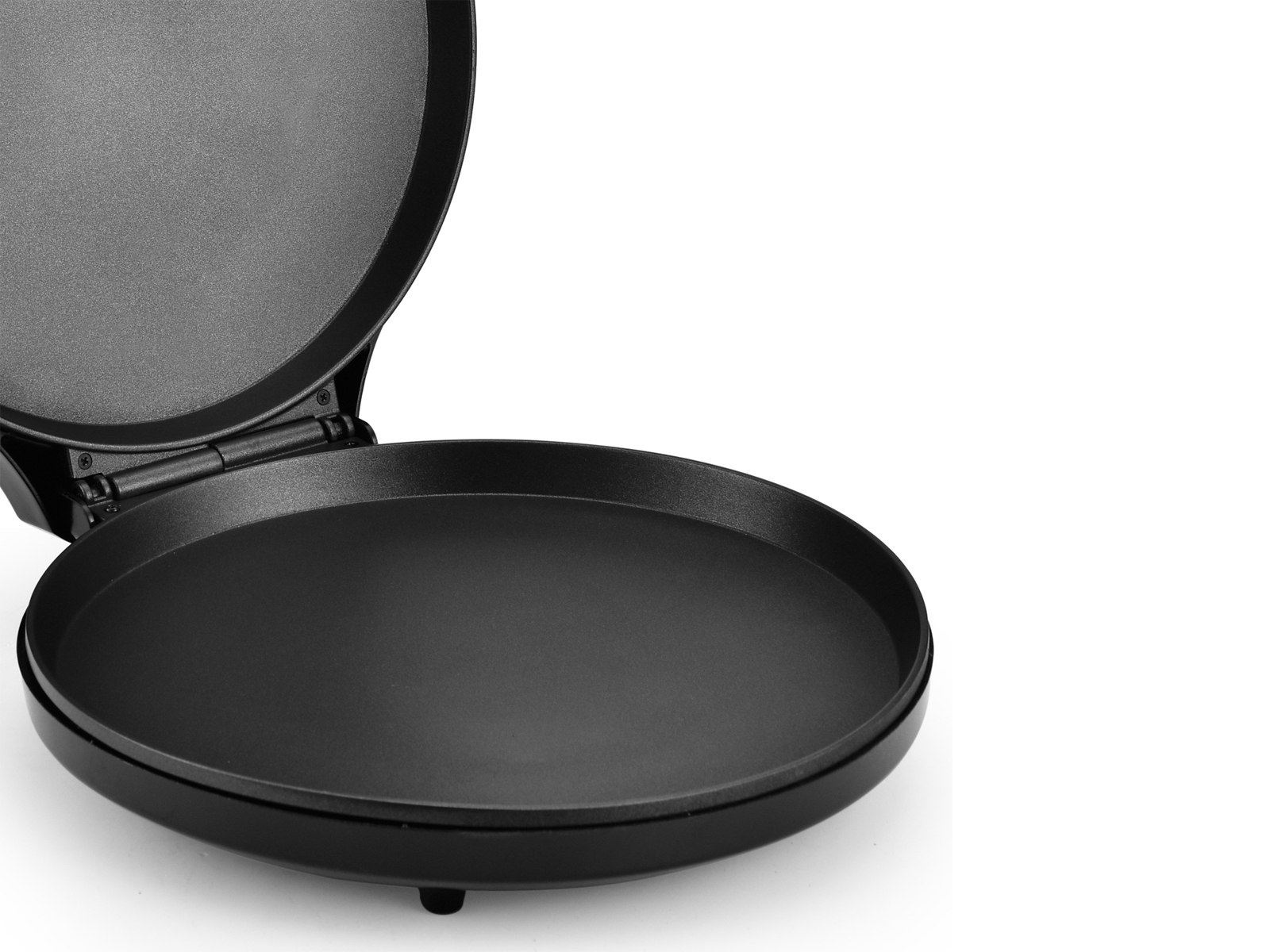 Une crêpière noire, ouverte avec une surface de cuisson circulaire, isolée.