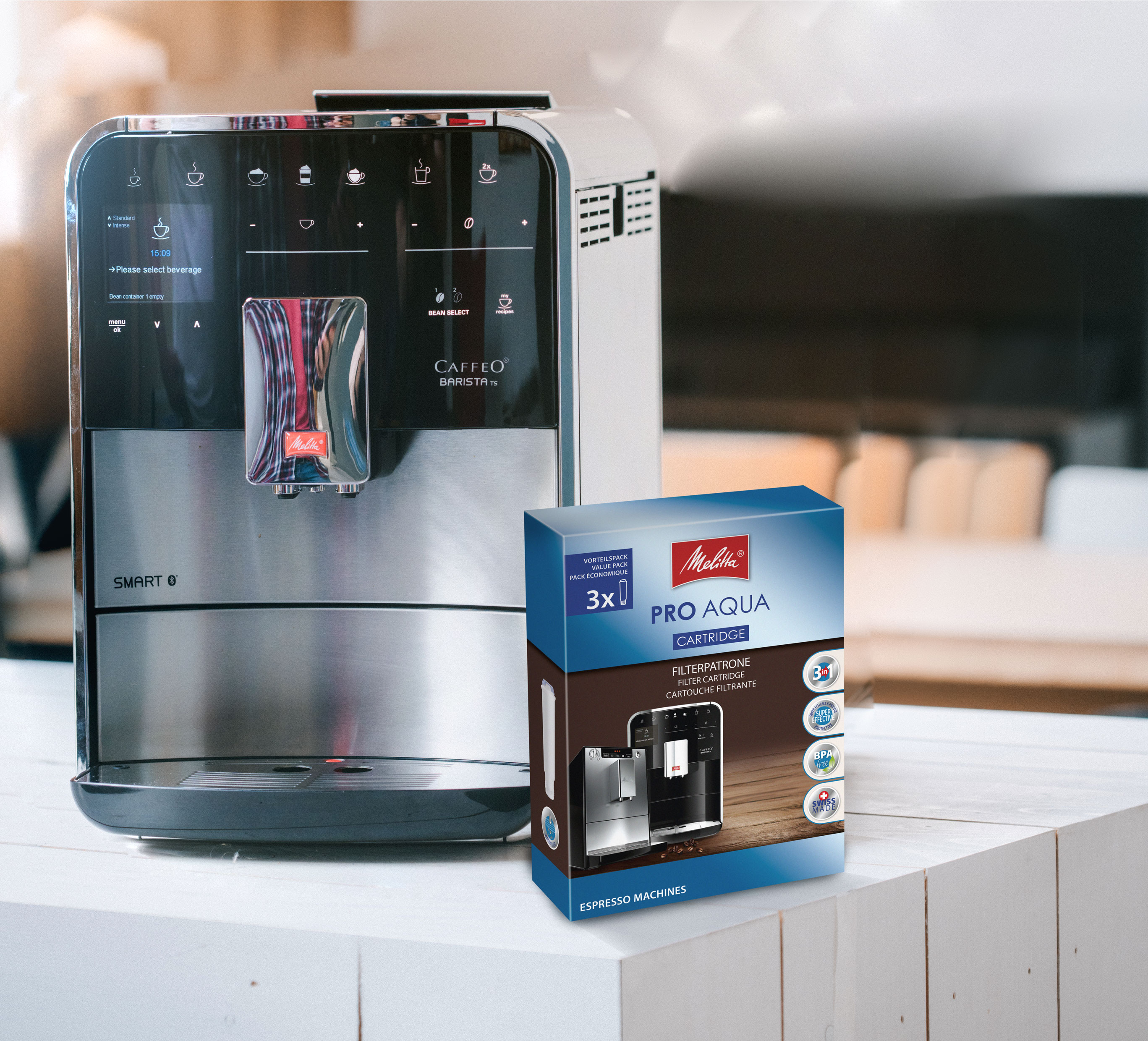 Espressomaschine und eine Filterkartuschenbox auf einem weißen Tisch. Weißer Hintergrund.
