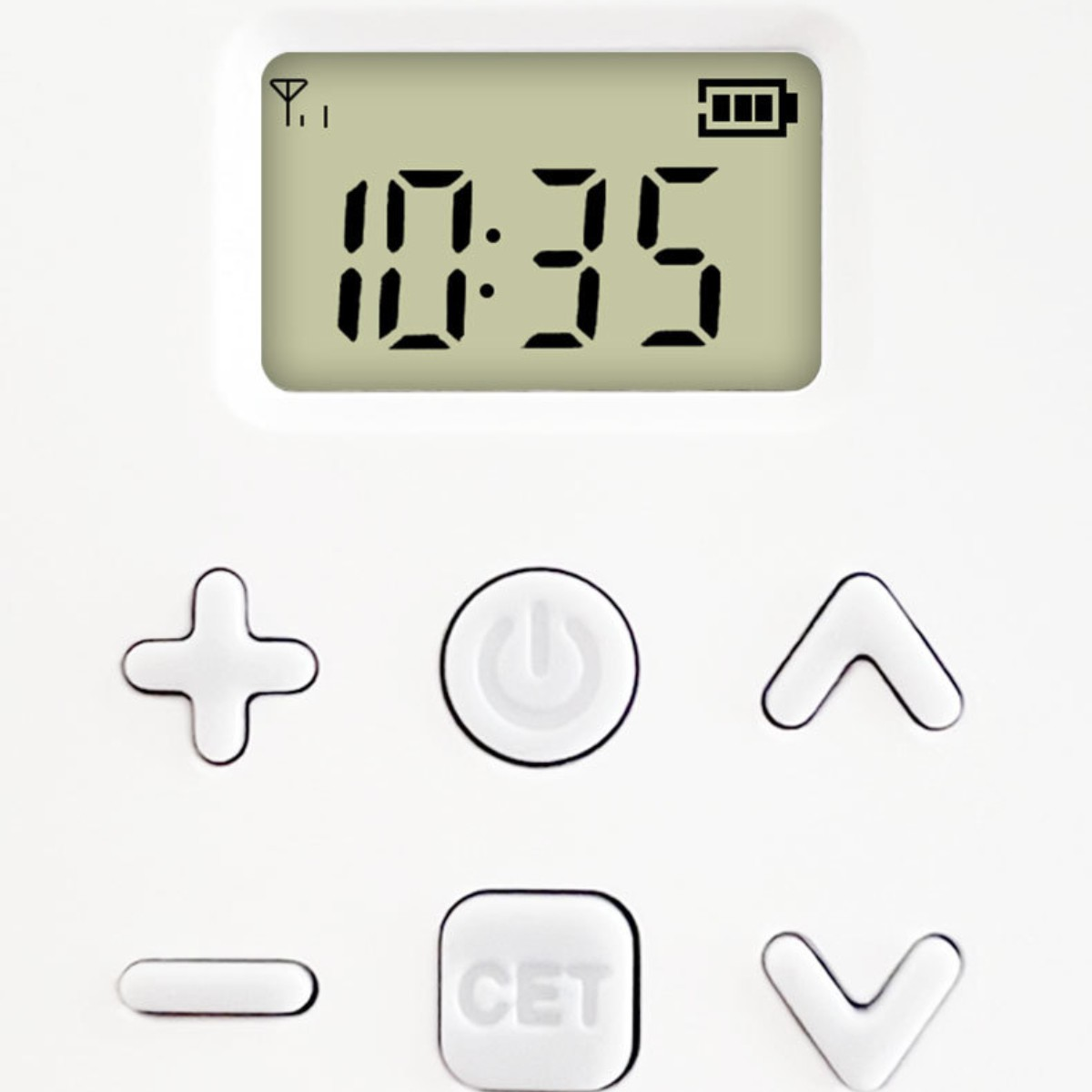 Eine Nahaufnahme eines digitalen Displays mit der Uhrzeit 10:35 und Steuertasten.