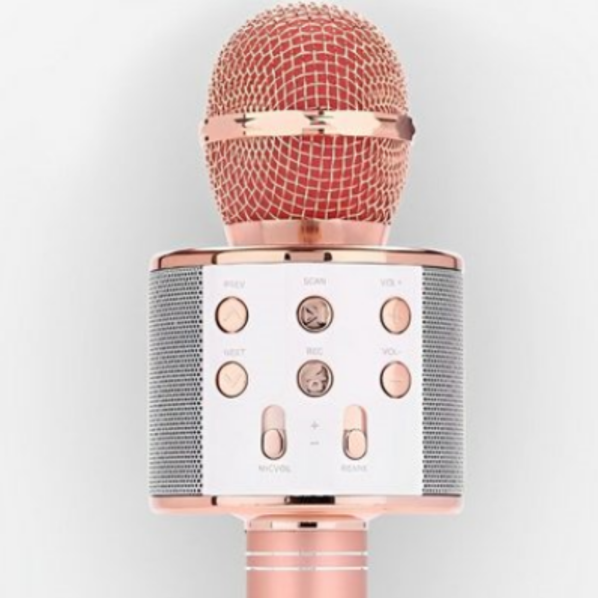 Micrófono rosa dorado con botones y parte superior de malla roja, fondo blanco.
