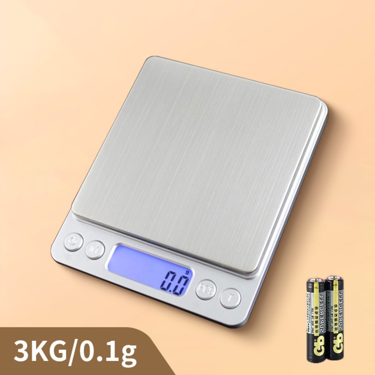 Eine silberne digitale Küchenwaage mit blauem Display und zwei Batterien. Zeigt 0,0 auf dem Display.