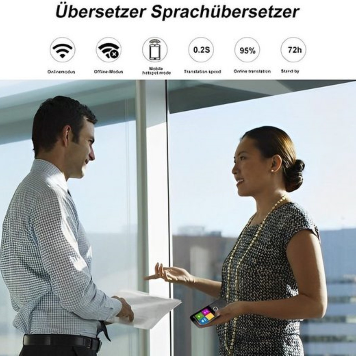 Zwei Personen, ein Mann und eine Frau, unterhalten sich. Sie benutzen ein Übersetzungsgerät.