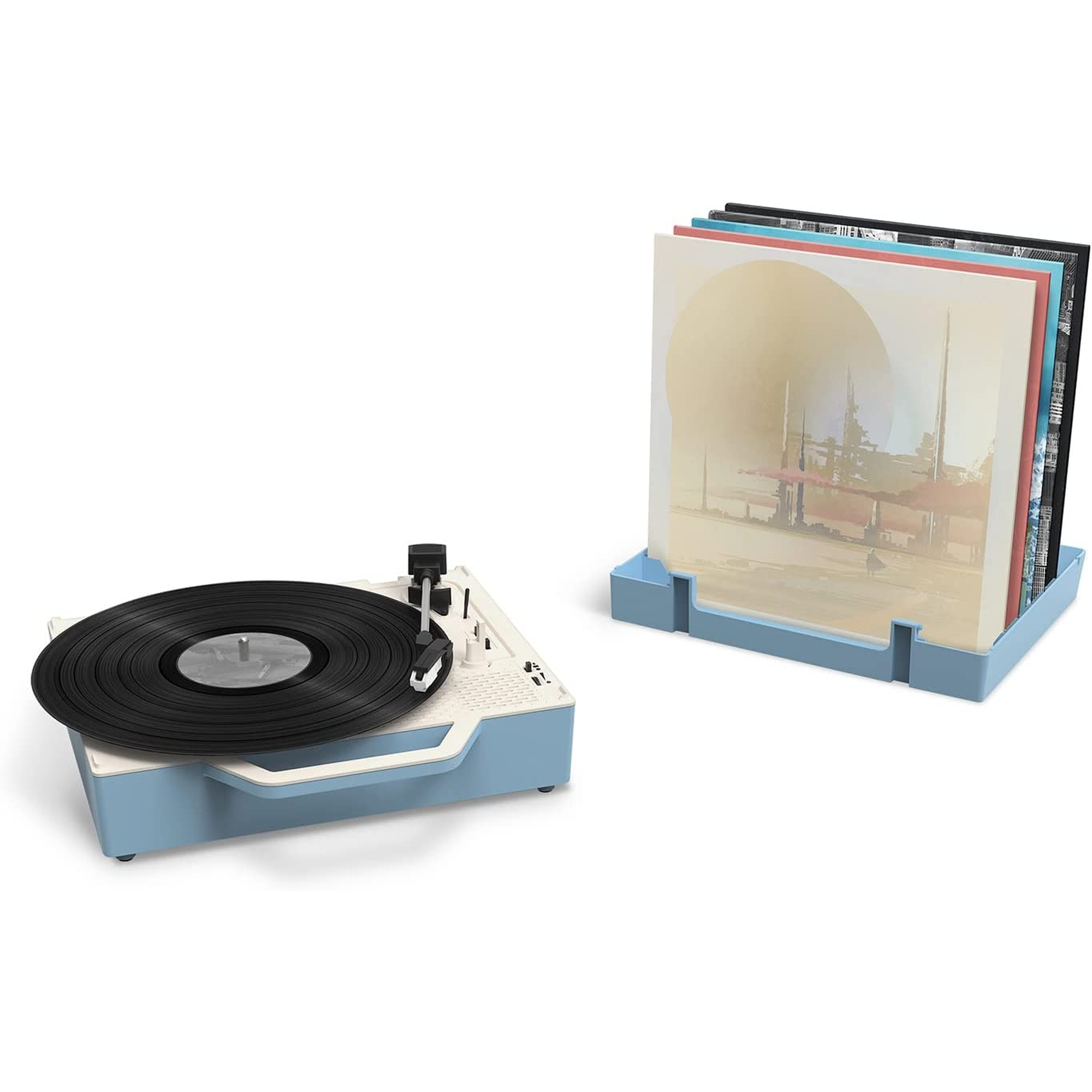 Un tocadiscos y discos de vinilo en un soporte azul claro, sobre un fondo blanco.