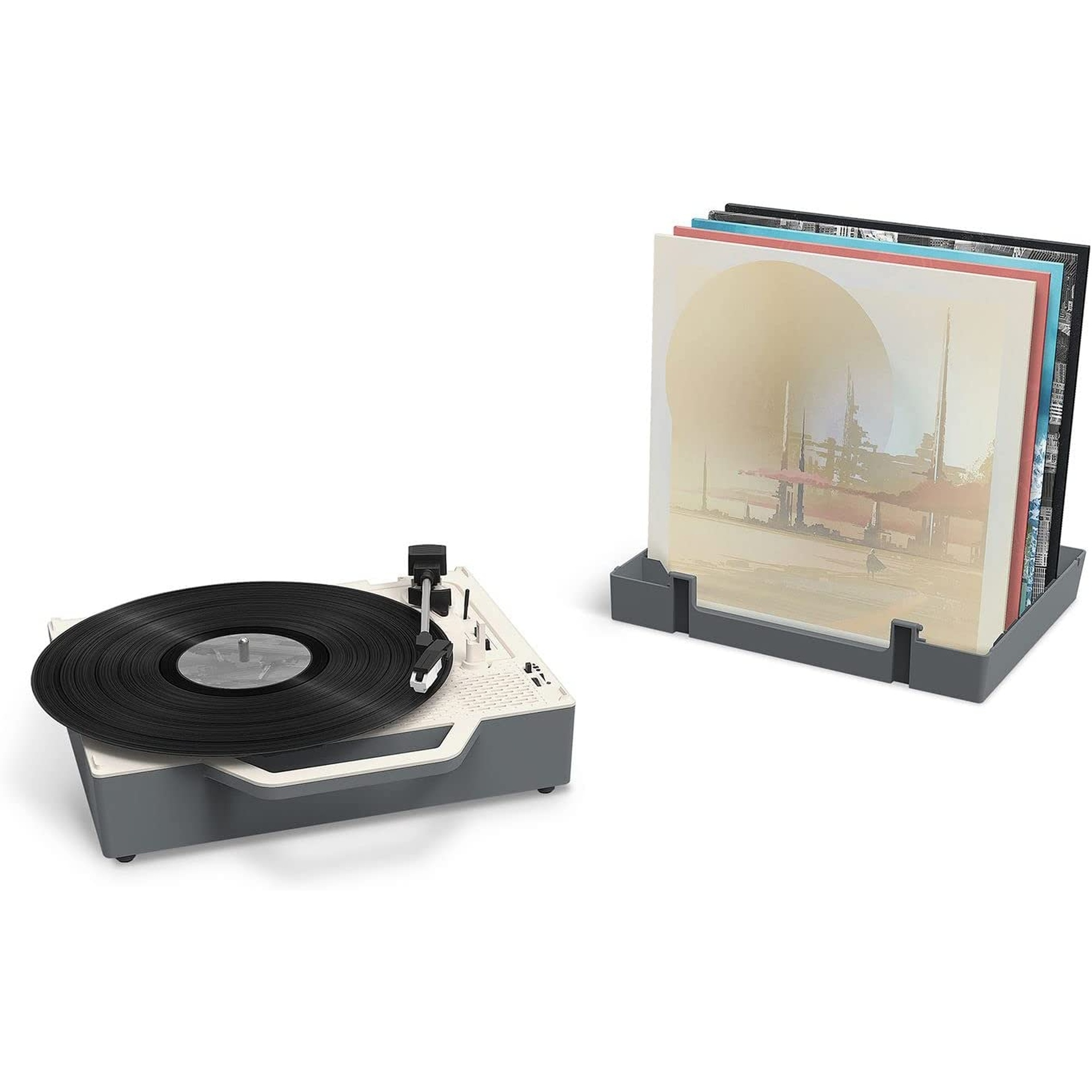 Tocadiscos con disco de vinilo y pila de discos sobre fondo blanco.