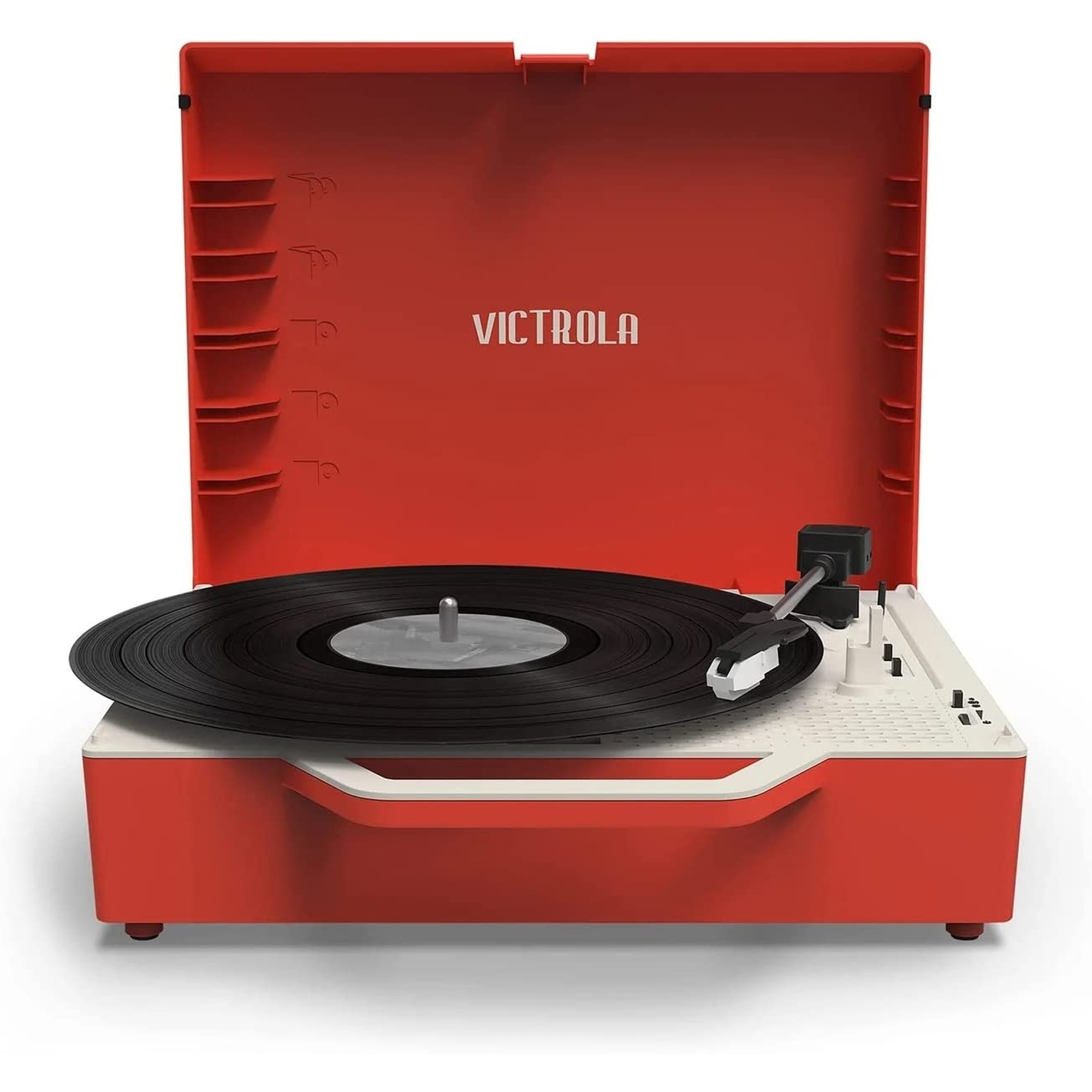 Tocadiscos Victrola rojo con tapa abierta, disco negro en el tocadiscos. Base blanca.