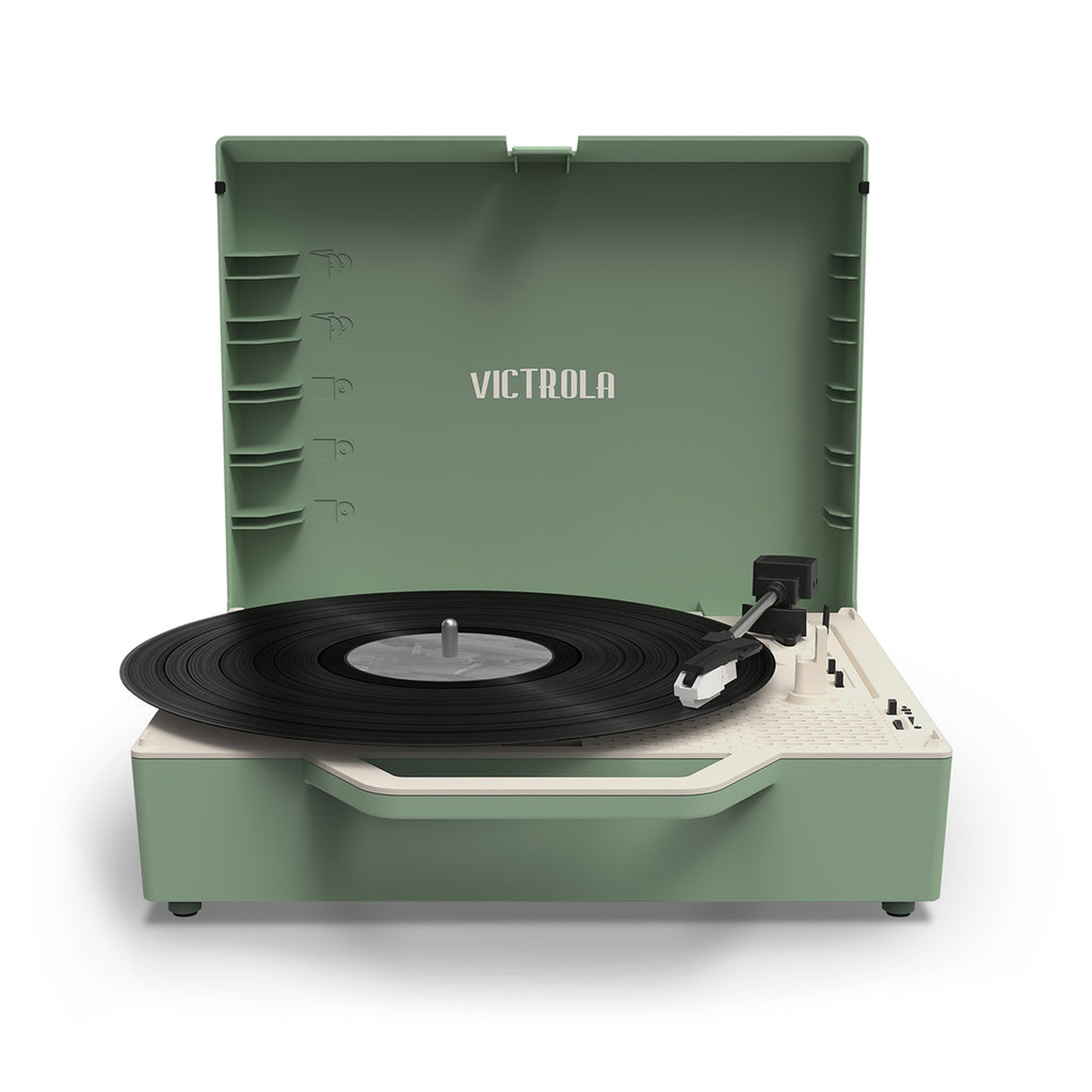 Tocadiscos Victrola verde, abierto, con disco negro colocado. Sobre una superficie blanca.