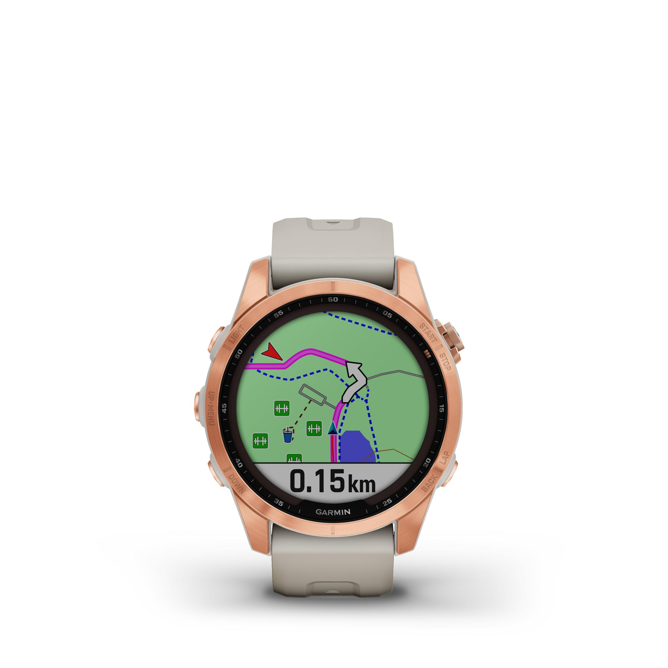 Roségoldene Smartwatch mit Kartenanzeige, die eine Laufstrecke zeigt, beiges Armband. Isoliert auf weißem Hintergrund.
