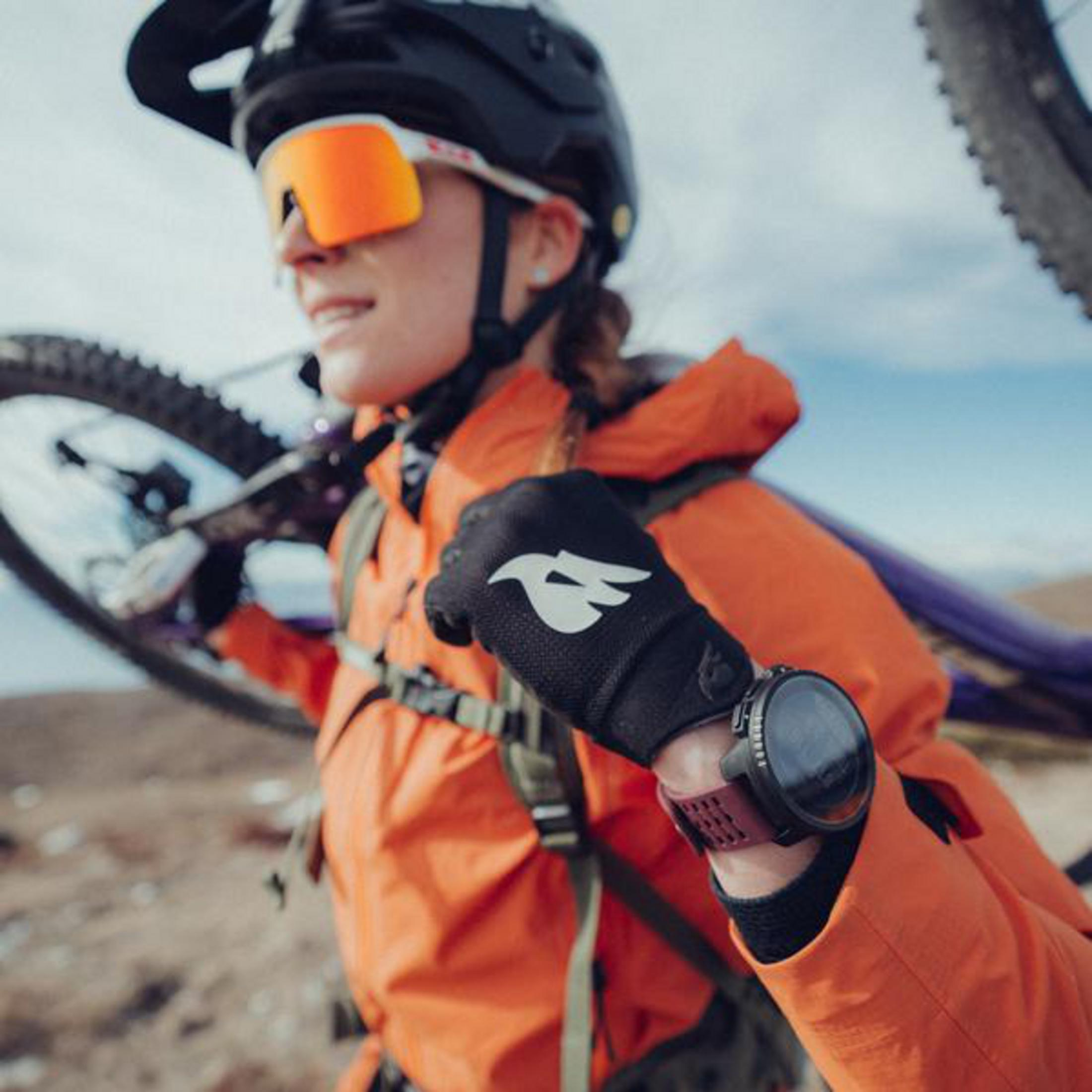 Biały materac z ciemną obwódką i uchwytami. Widoczna jest nazwa marki 'DUPEN'.