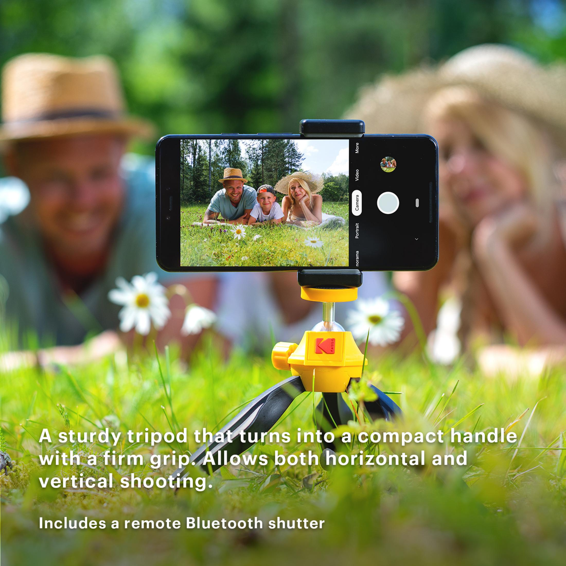 Un teléfono en un trípode amarillo, con una foto familiar en su pantalla.