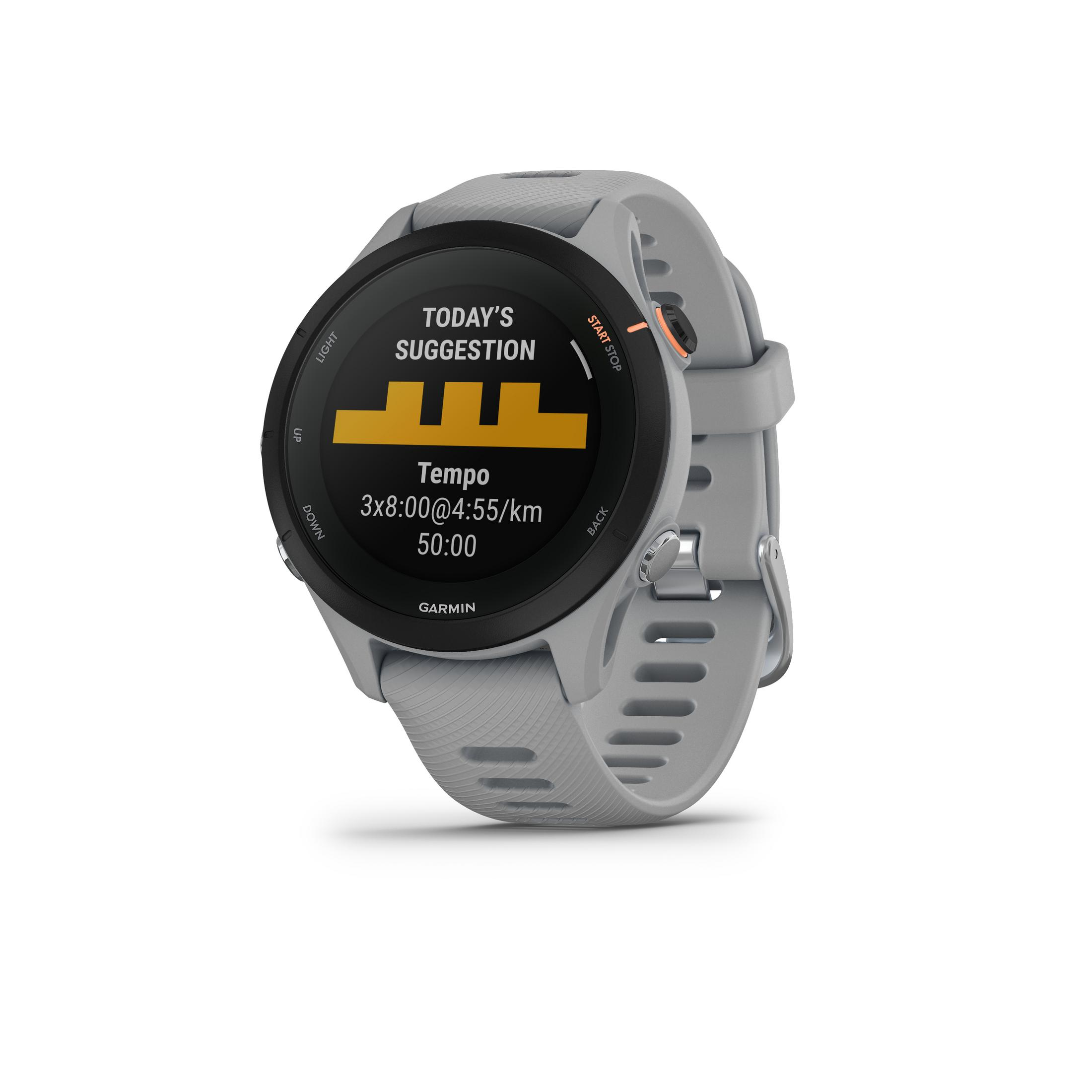 Eine graue Garmin Smartwatch, die einen Trainingsvorschlag anzeigt. Schwarzer Bildschirm mit orangefarbenen und gelben Details.