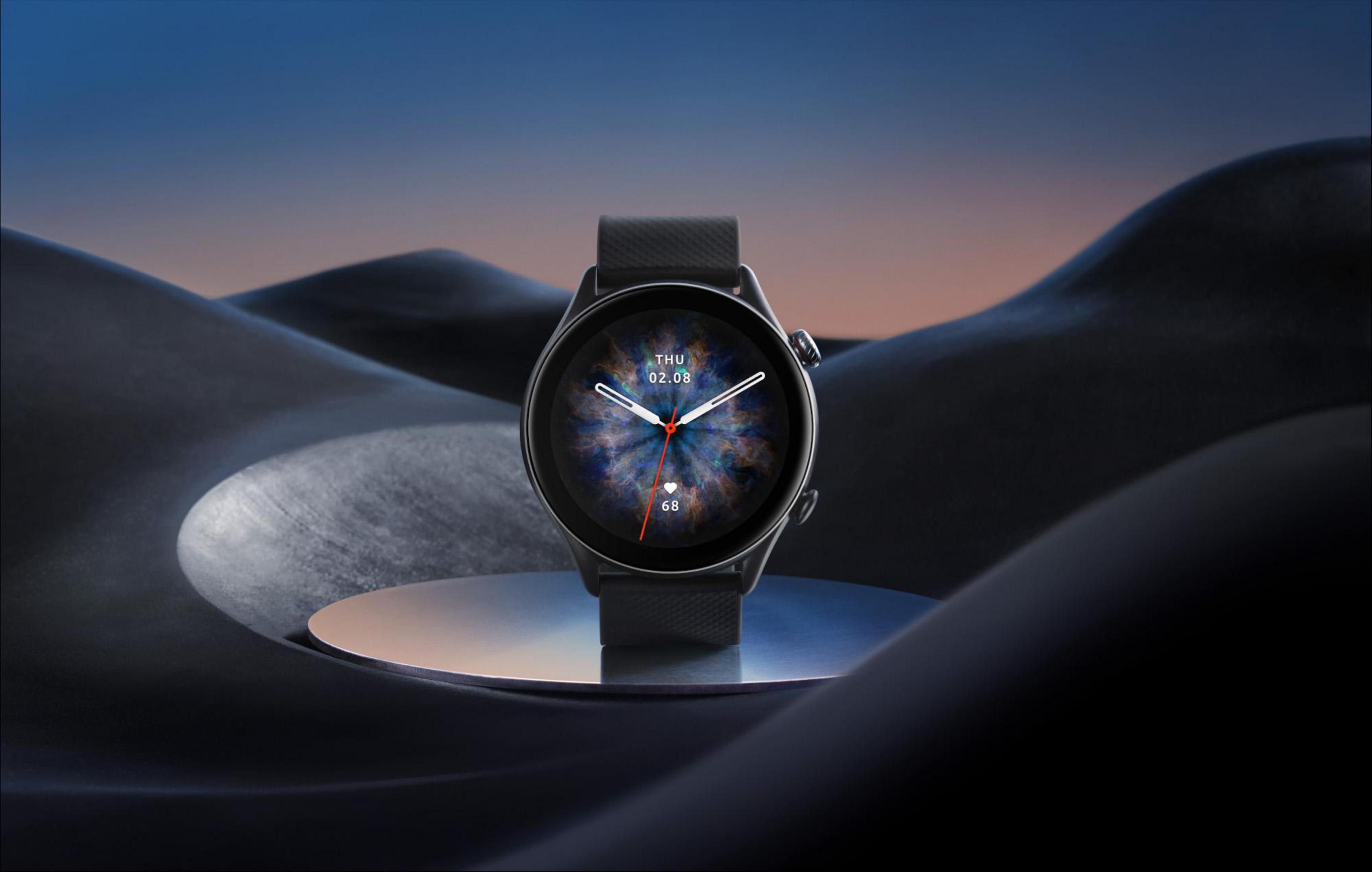 Eine Smartwatch auf einem Podest, das Display zeigt die Uhrzeit, vor dunklem Hintergrund.