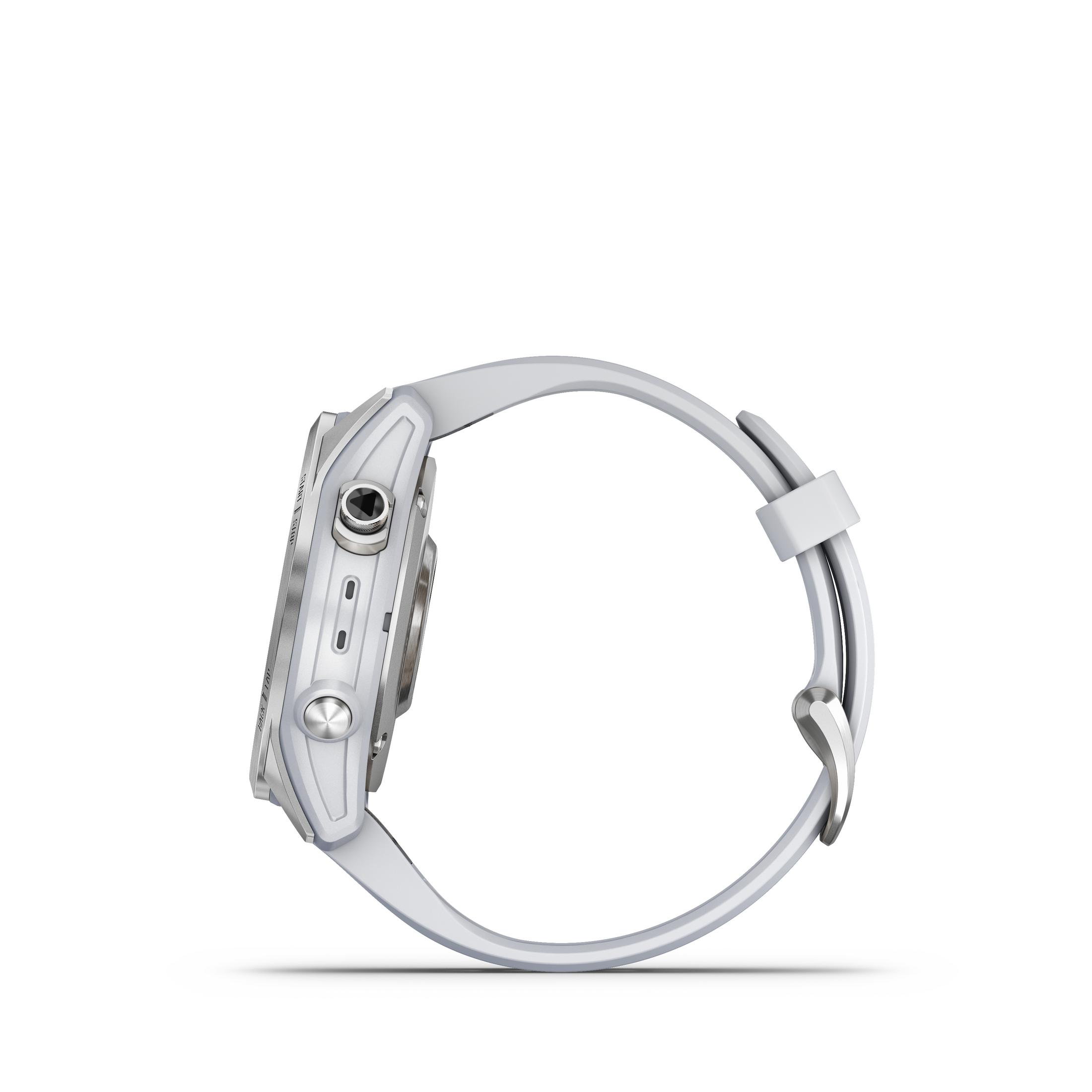 Seitenansicht einer grauen Smartwatch mit weißem Armband auf weißem Hintergrund.