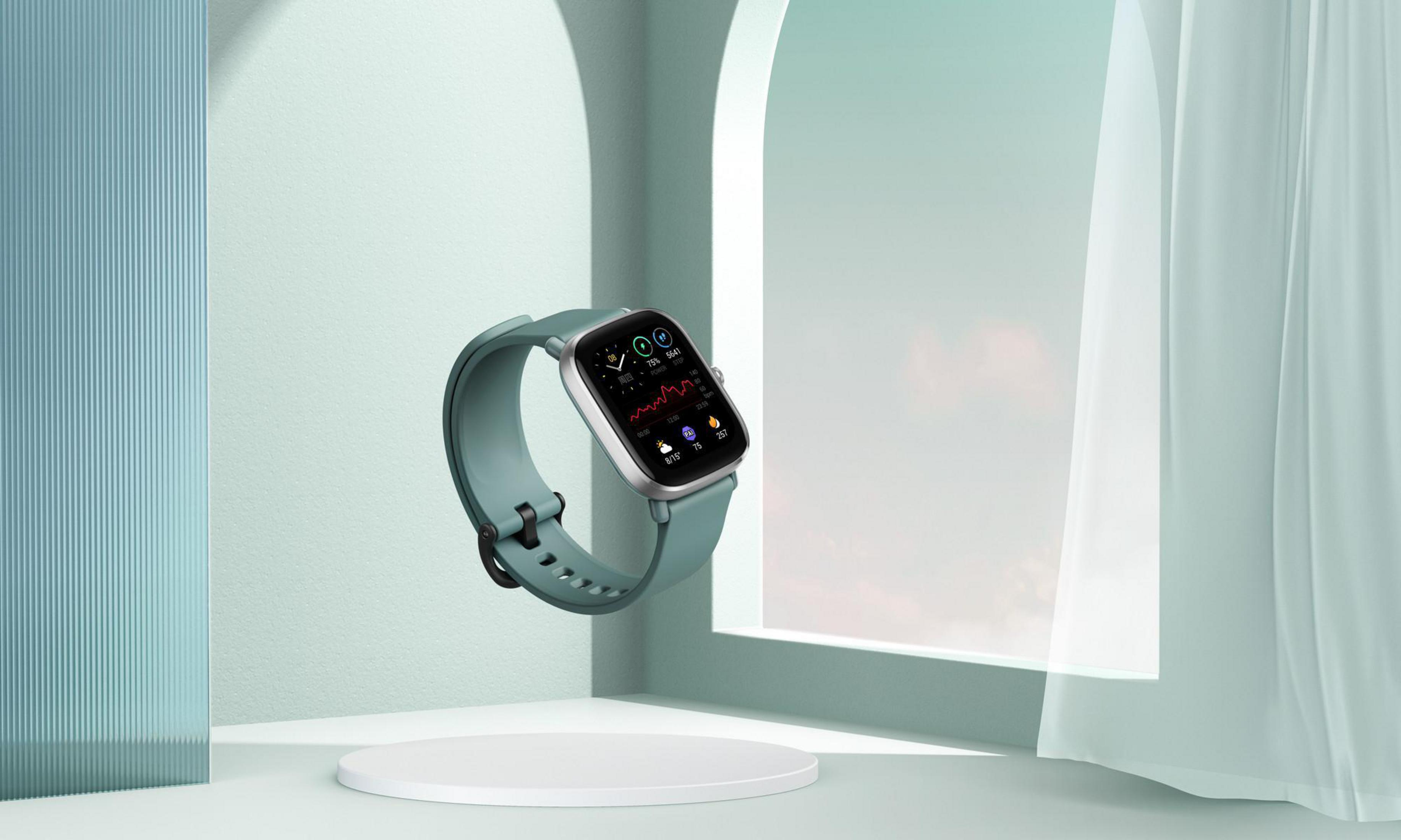 Smartwatch con cinturino verde menta fluttuante sopra piattaforma bianca su sfondo.