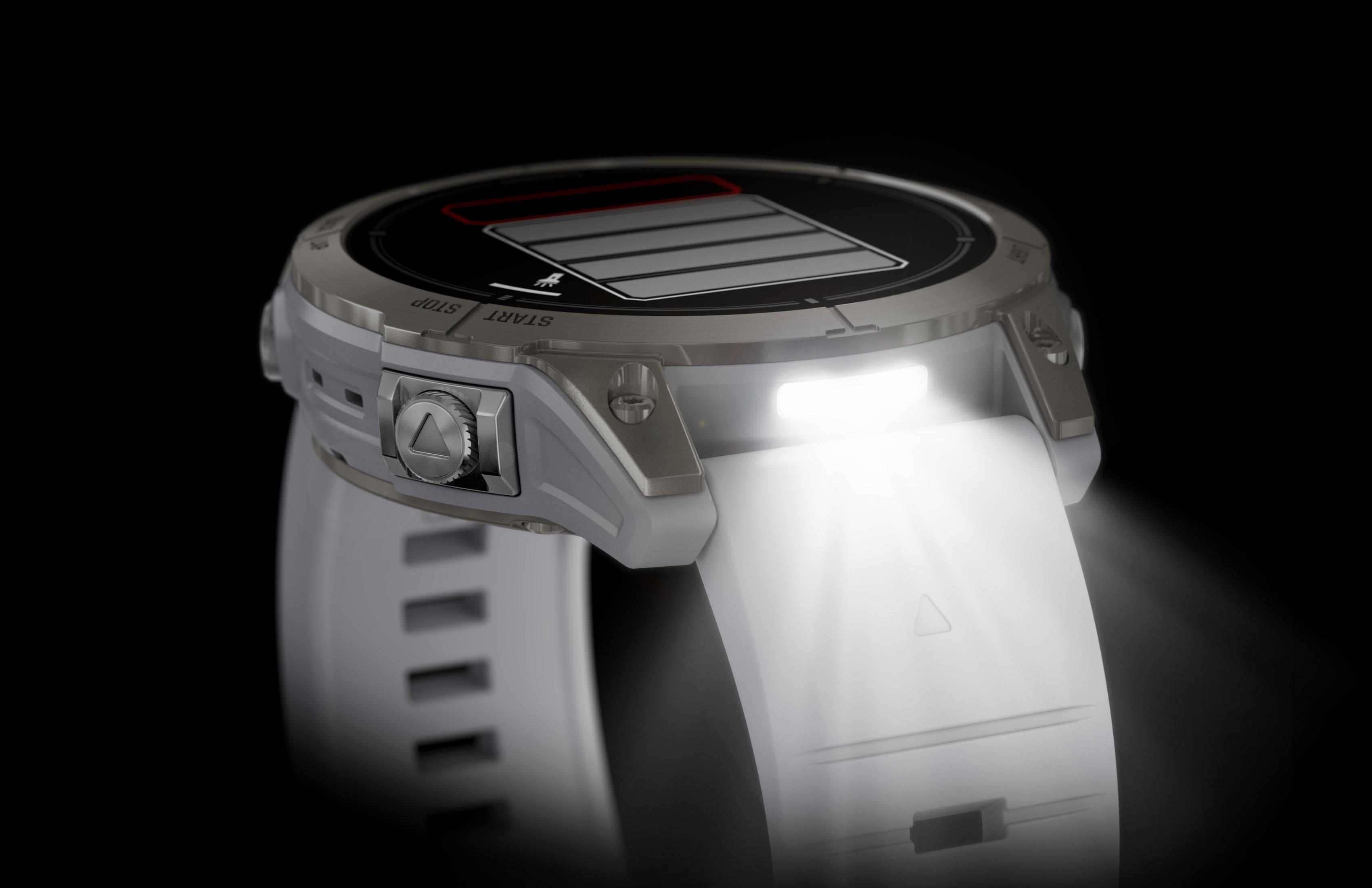 Nahaufnahme einer schwarzen Smartwatch mit weißem Armband, zeigt eine Batteriestandsanzeige und ein Licht.