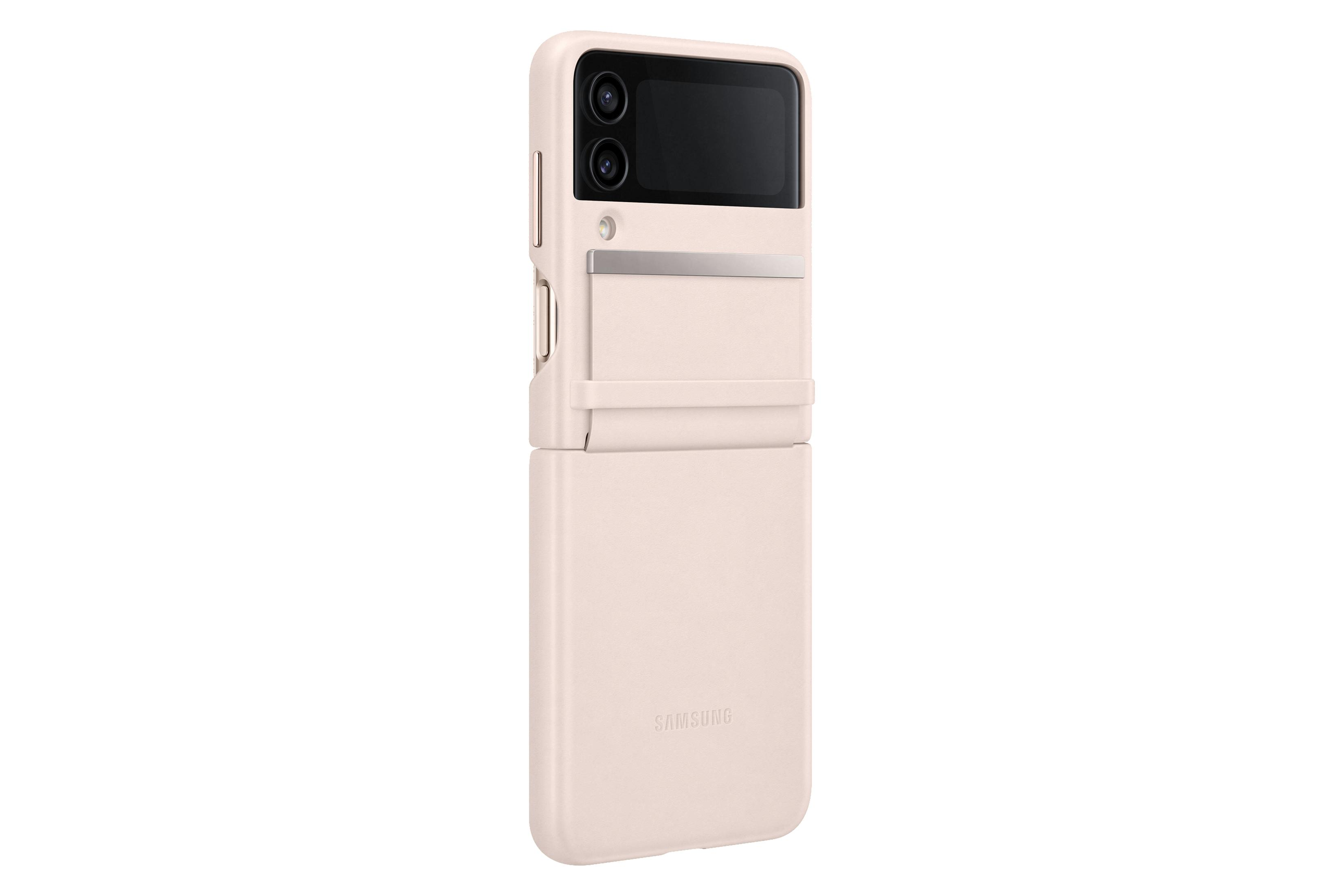 Un téléphone Samsung Galaxy Z Flip3 rose clair avec un étui, fermé, vu de dos.