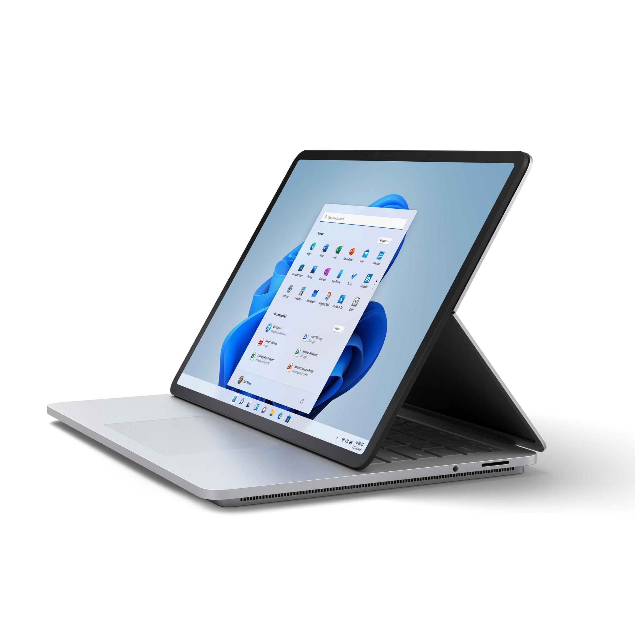Ein silberner Laptop mit geöffnetem Bildschirm. Der Bildschirm zeigt die Windows 11-Oberfläche. Der Hintergrund ist weiß.