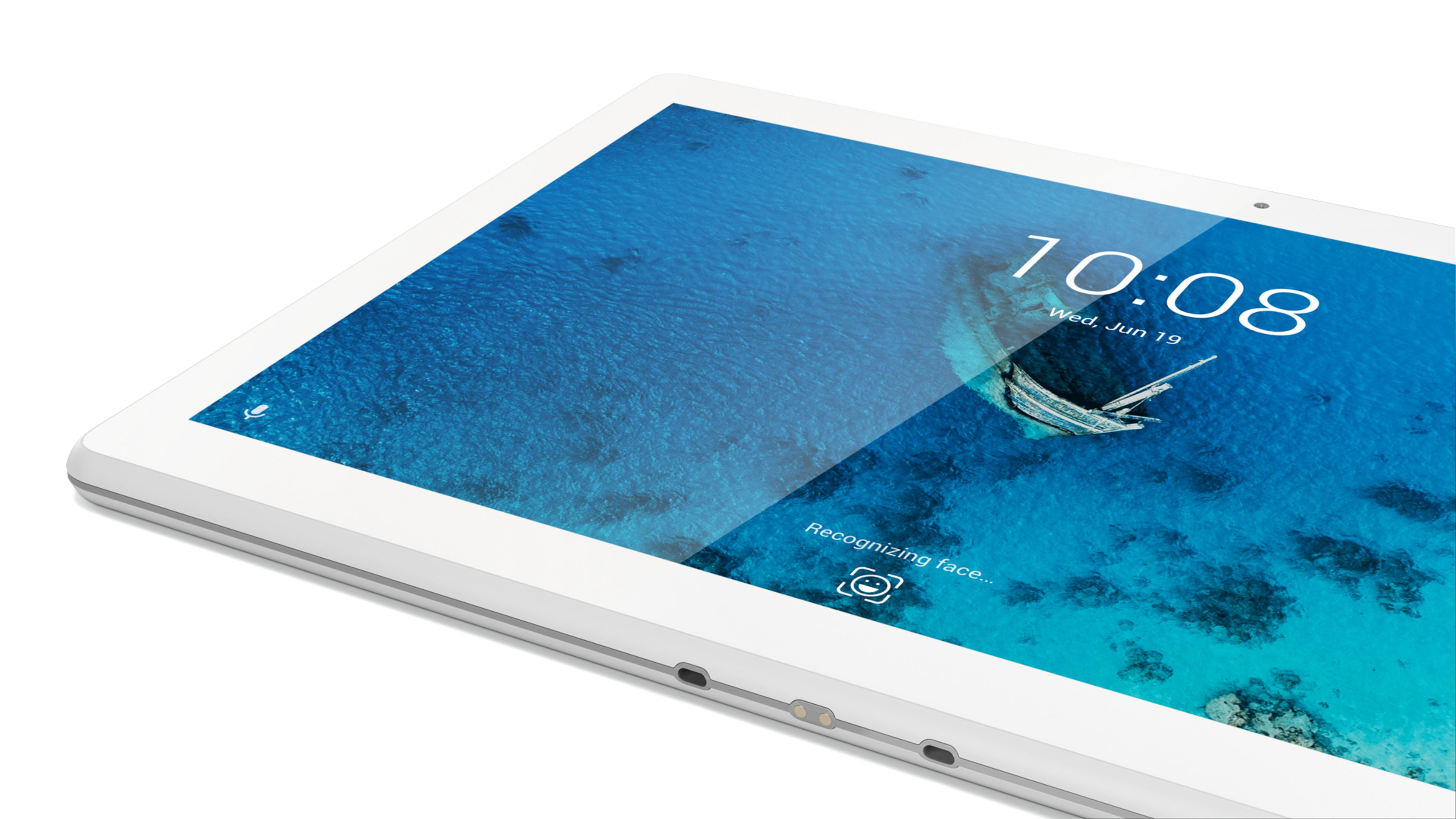 Biały tablet wyświetlający scenę z niebieską wodą i łodzią. Białe tło.