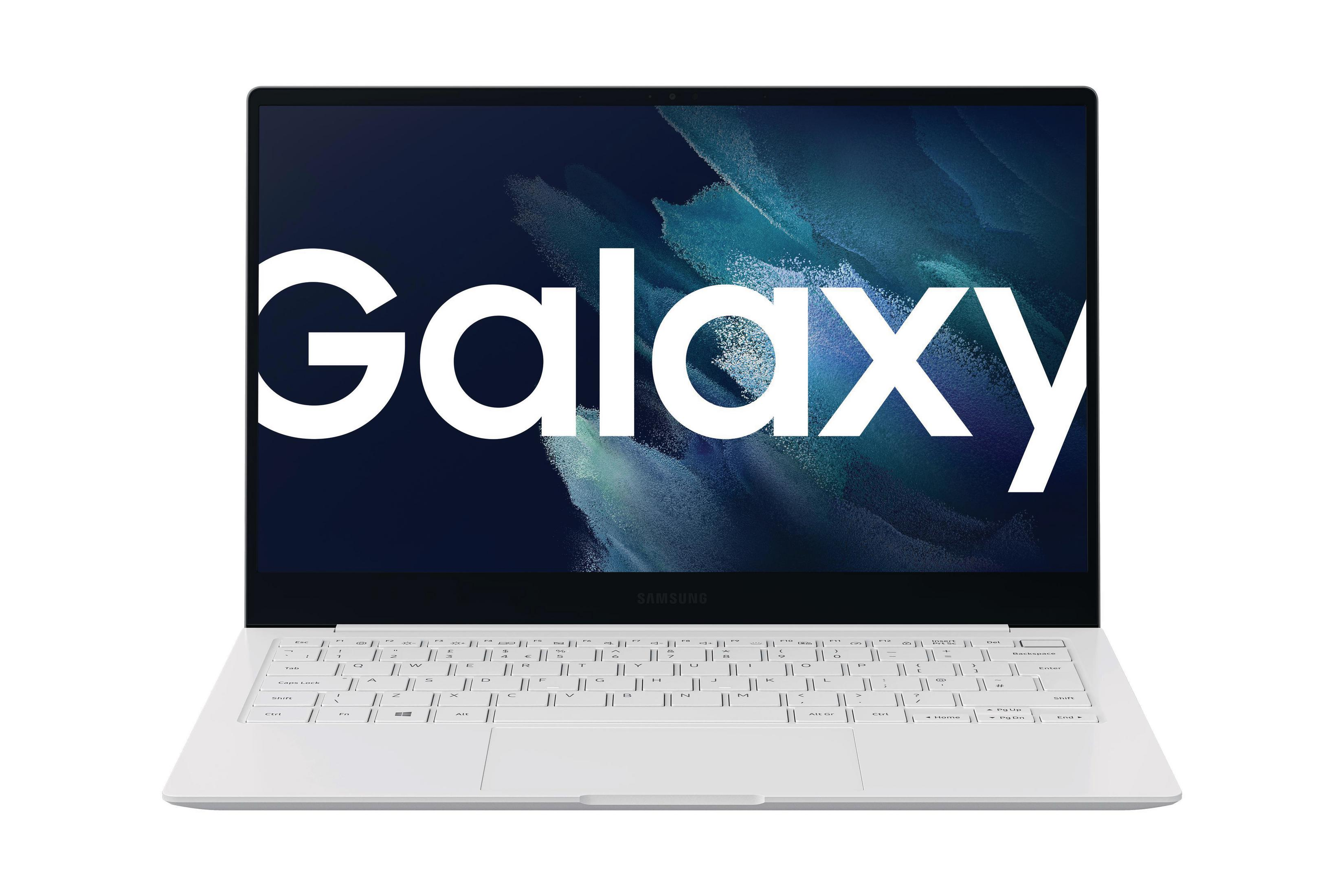 Biały laptop otwarty, wyświetlający słowo Galaxy. Ma białą klawiaturę i białą obudowę.