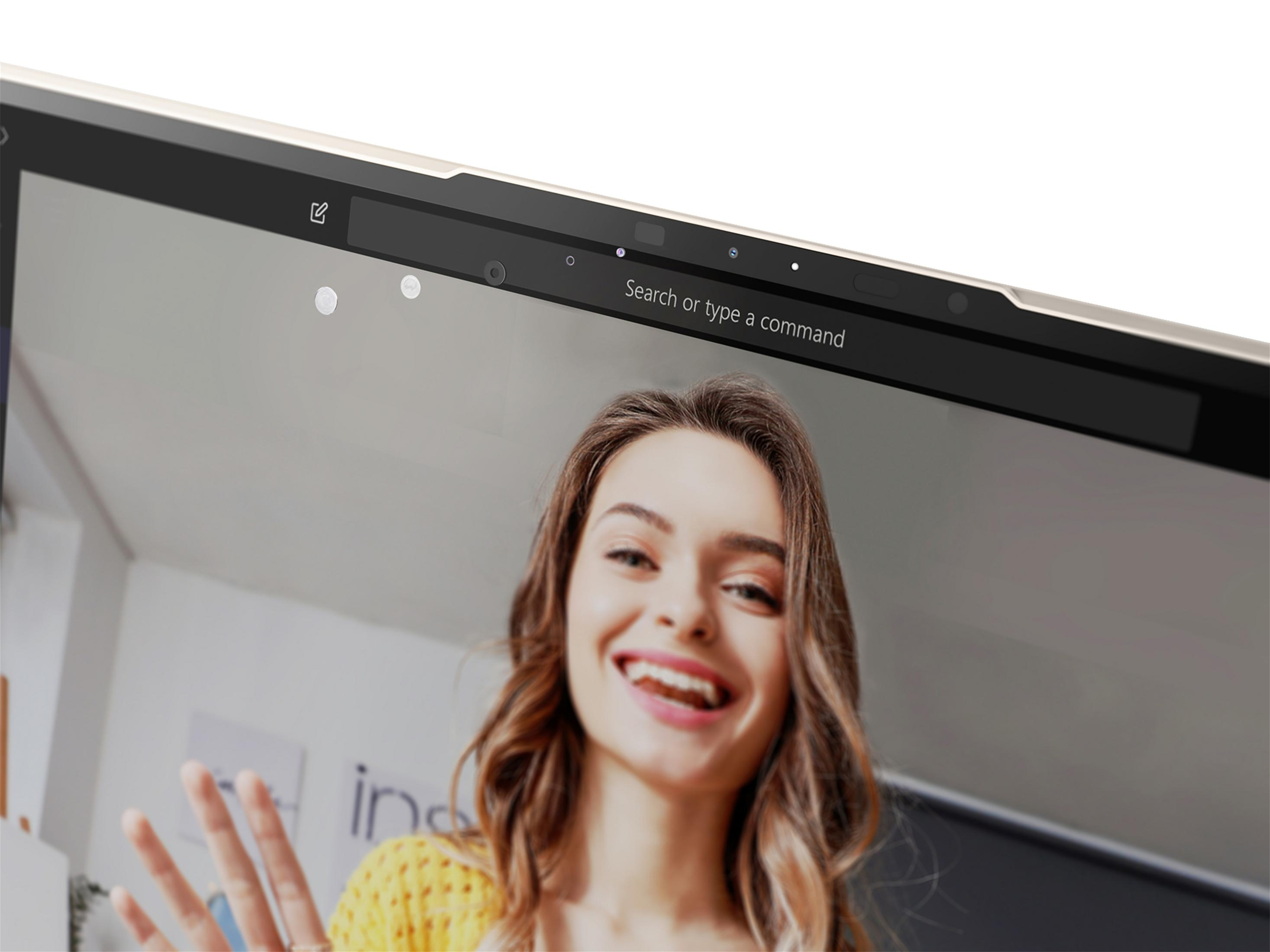 Laptop-Bildschirm zeigt Videoanruf mit lächelnder Frau, weißer Hintergrund.