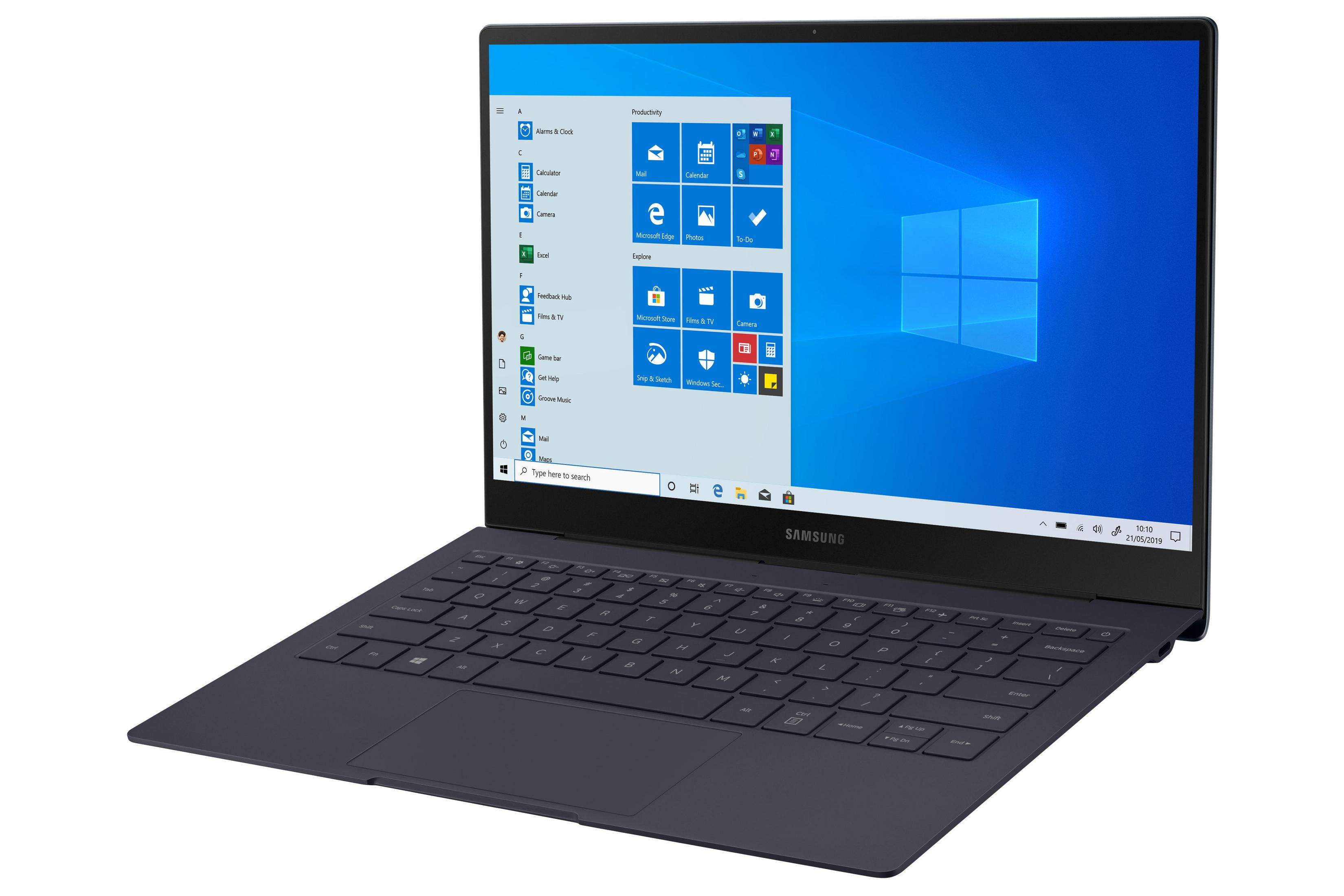 Laptop mit offenem Windows 10, schwarzer Tastatur, Samsung-Logo.