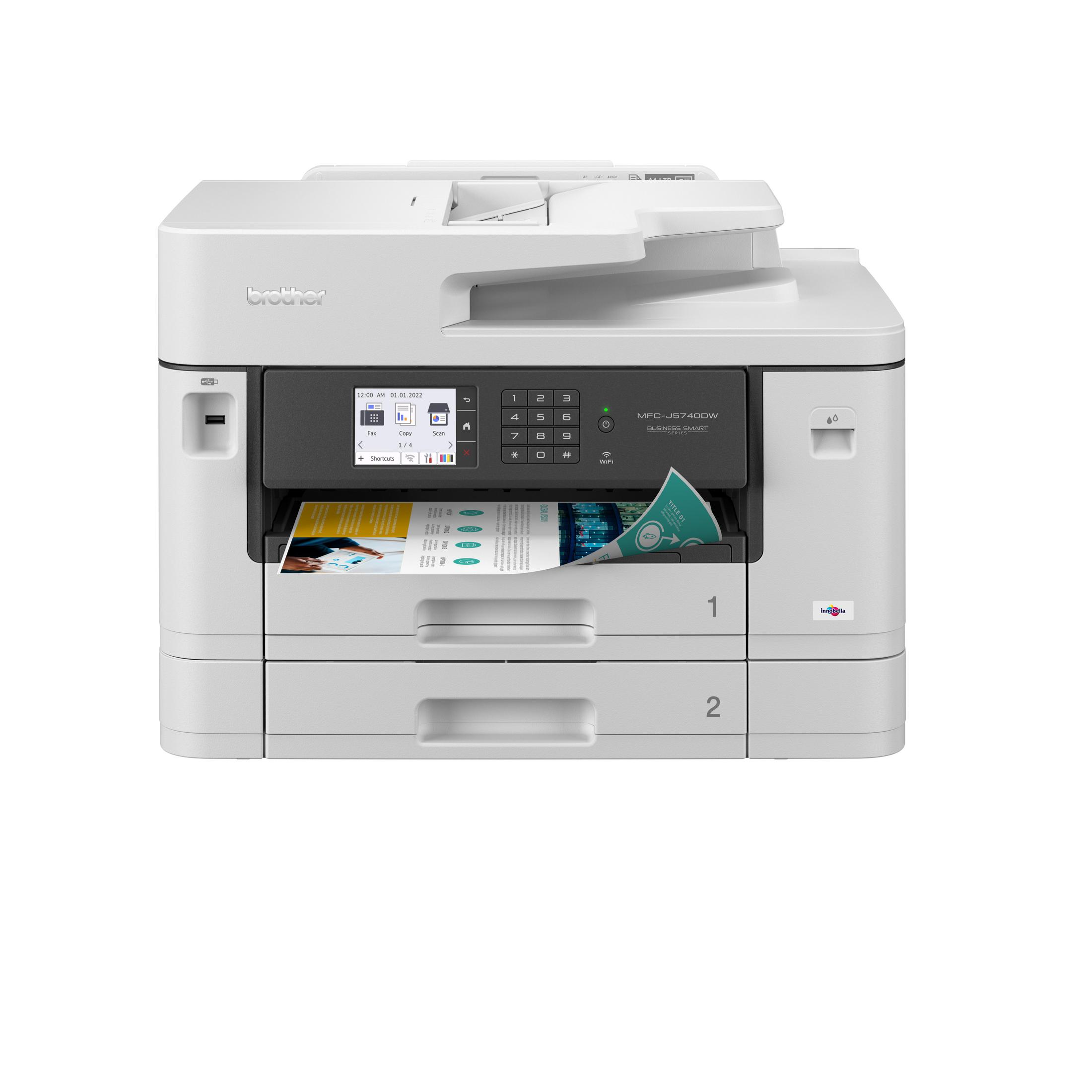 Biała drukarka Brother z papierem wewnątrz i na tacy wyjściowej.