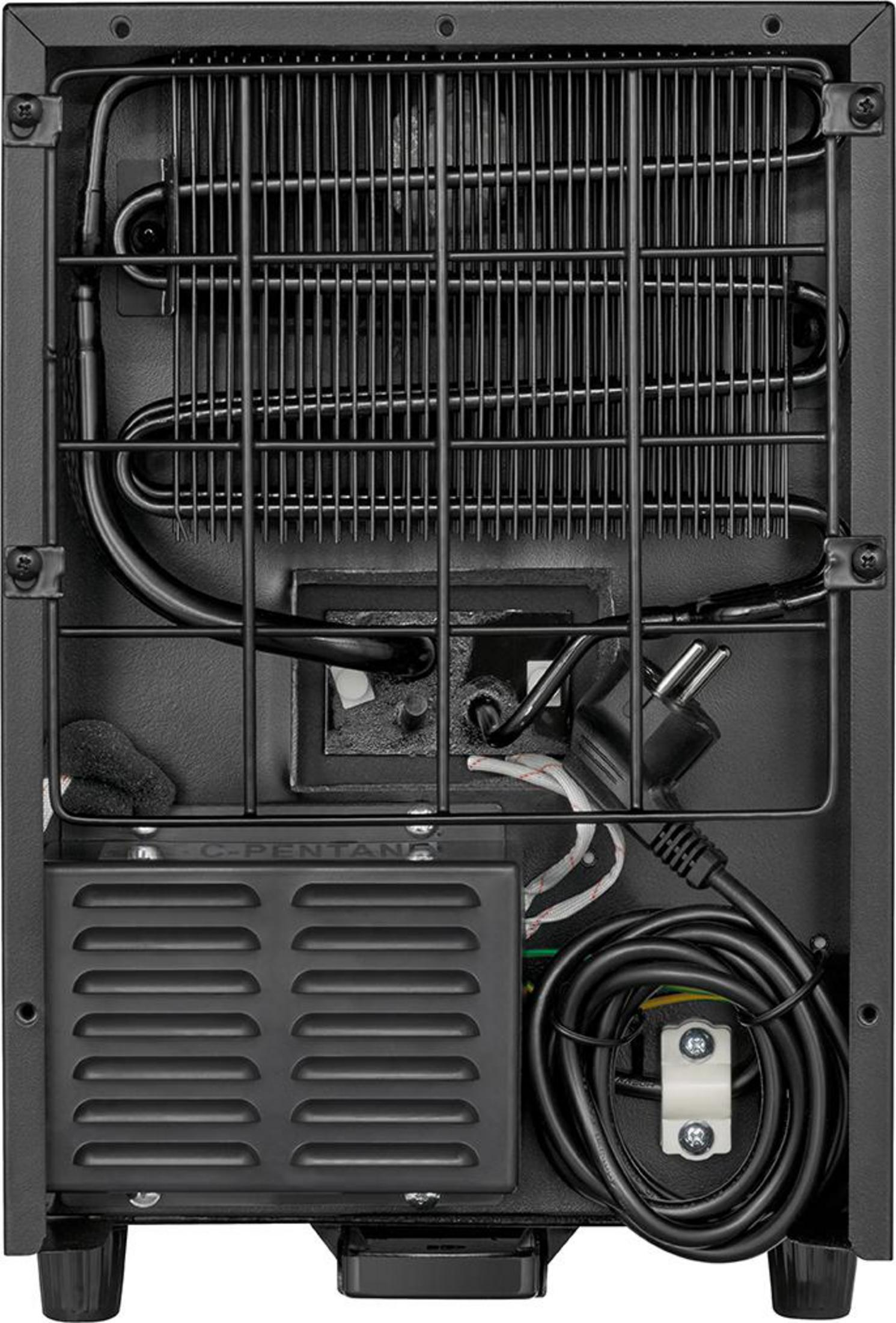 Widok z tyłu czarnego urządzenia z kratką chłodzącą. Posiada przewód zasilający i elementy wewnętrzne.