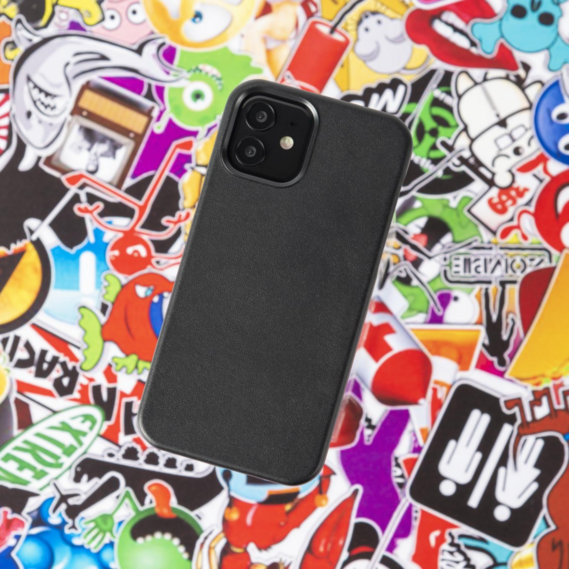 Czarne etui na telefon na tle różnych kolorowych naklejek.