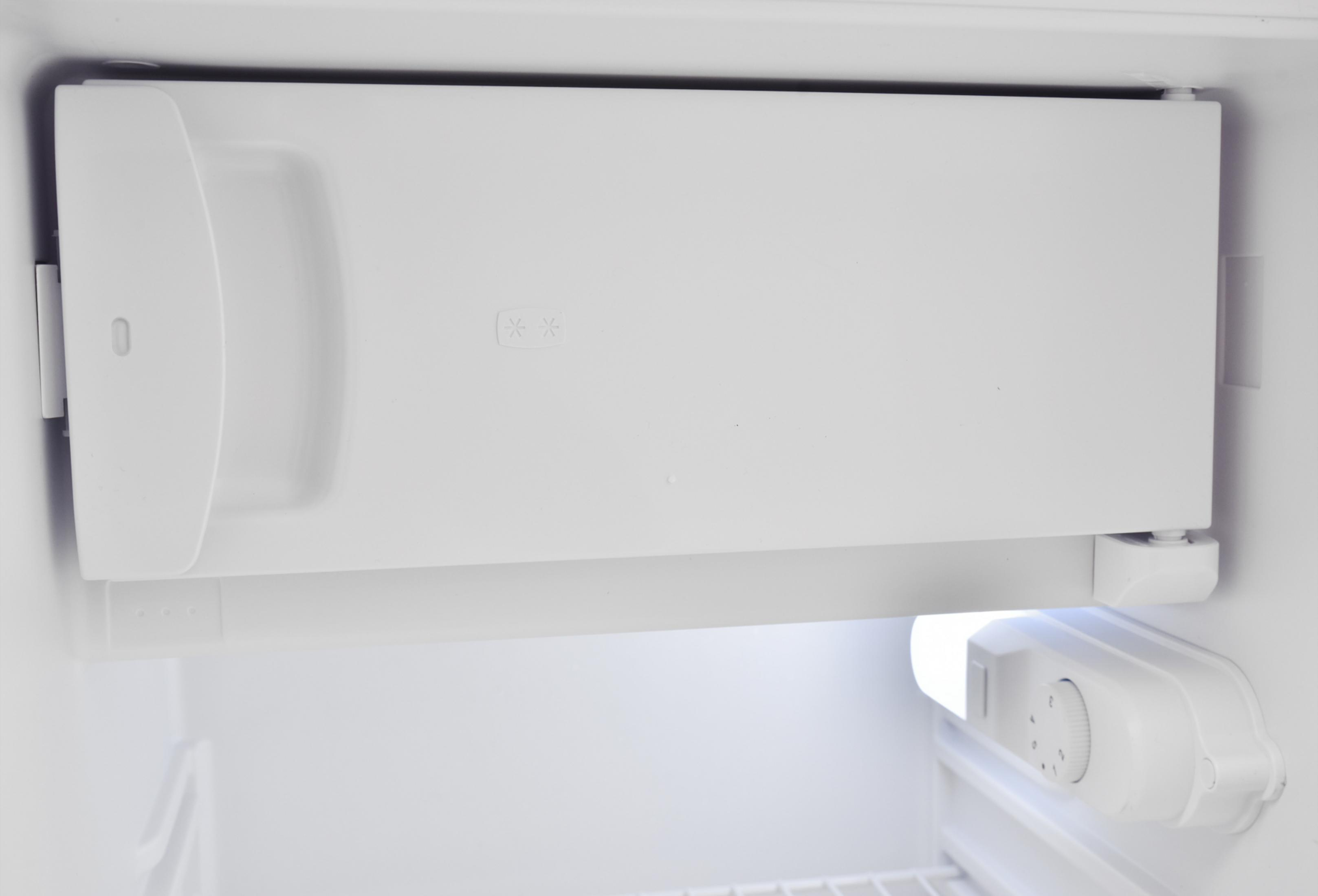 Ein weißer Gefrierschrank mit fünf transparenten Schubladen und offener Tür.