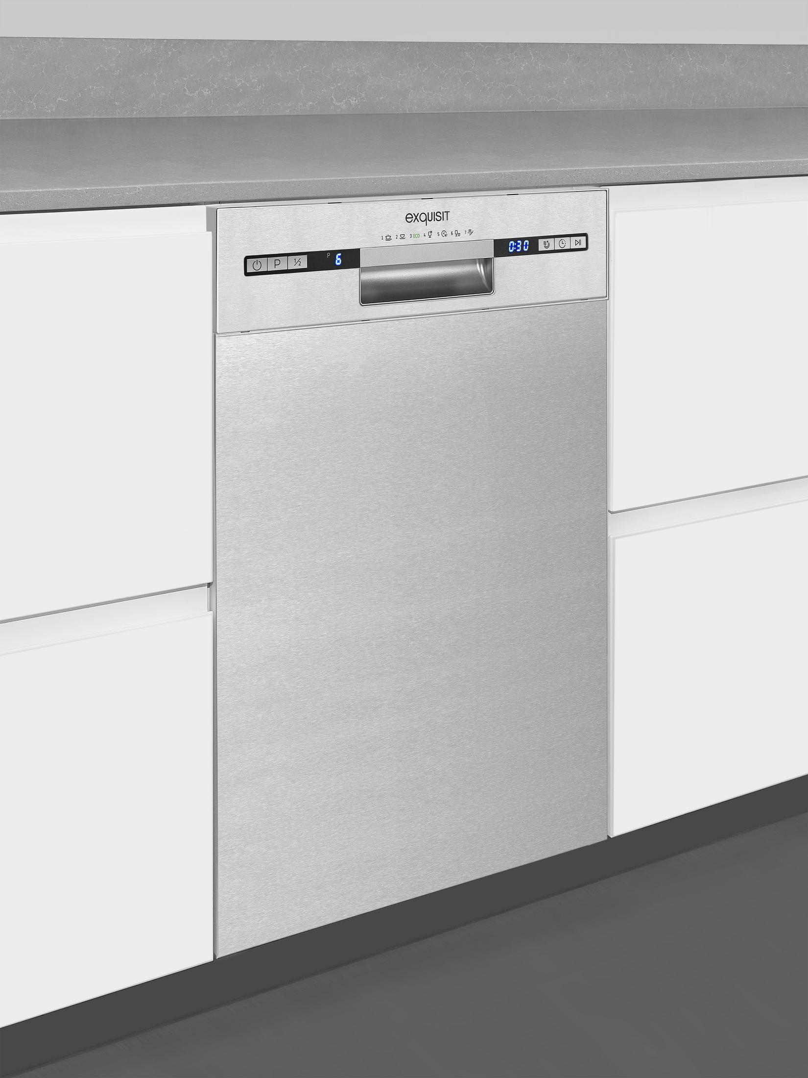 Ein Einbau-Geschirrspüler mit Edelstahlabdeckung, integriert in eine Küche.