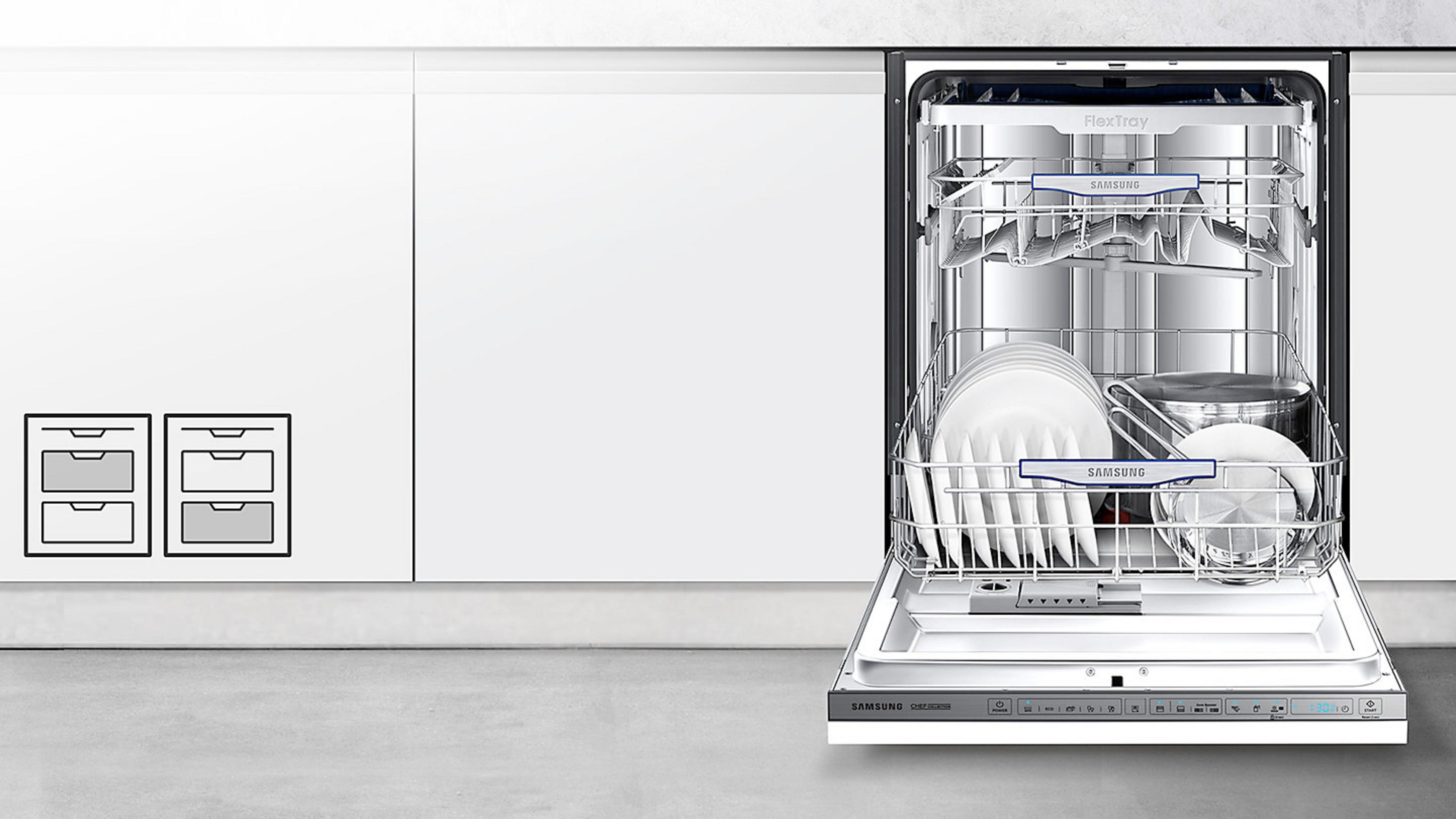 Zmywarka, otwarta, z naczyniami w środku. Białe szafki kuchenne w tle.