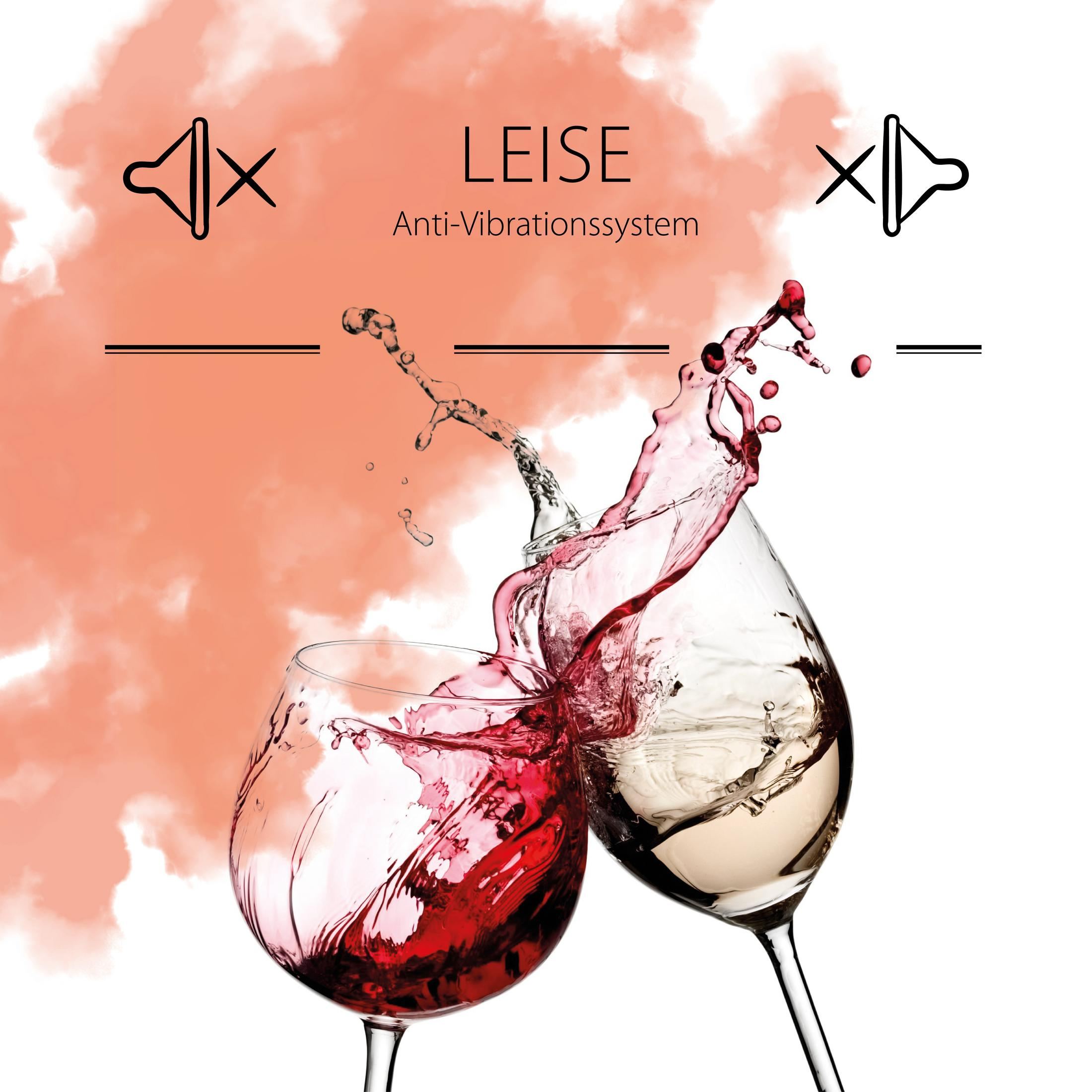 Dwa kieliszki wina stukają się, czerwone i białe wino z rozpryskami na tle chmur.