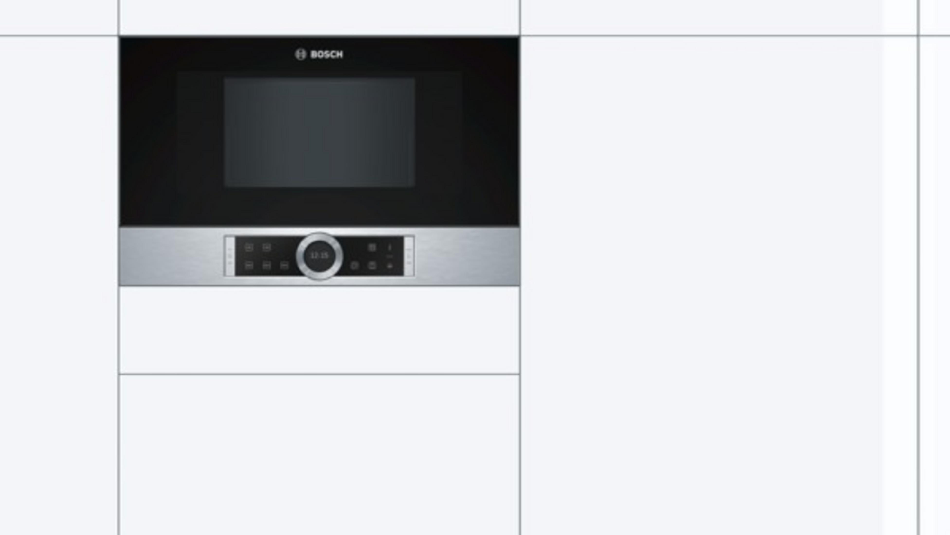 Magnetron ingebouwd in een kast. Zwarte voorkant met display en bediening. Witte kast.