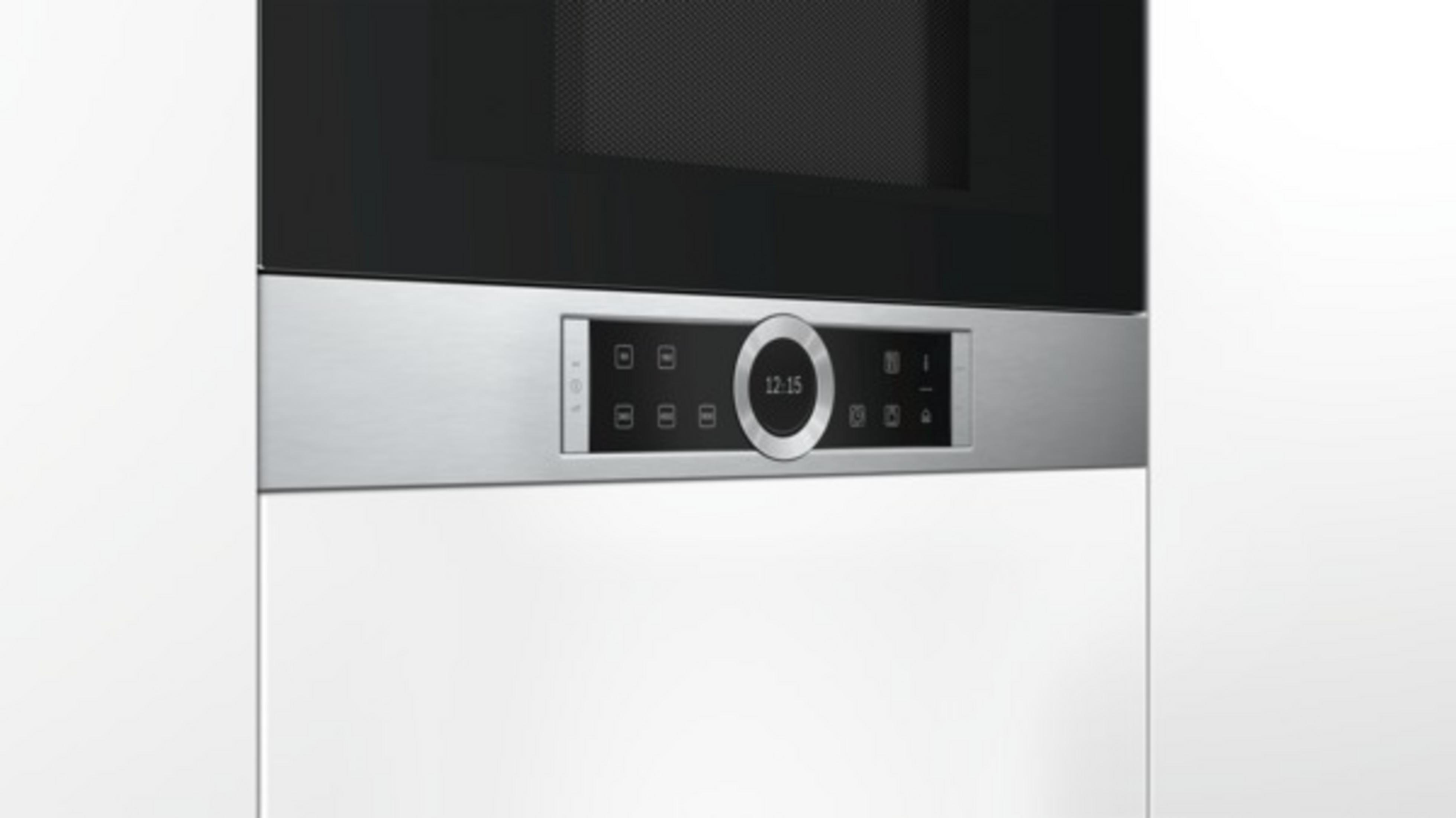 Ingebouwde magnetron met digitaal display en bedieningspaneel. Zilver en zwart.