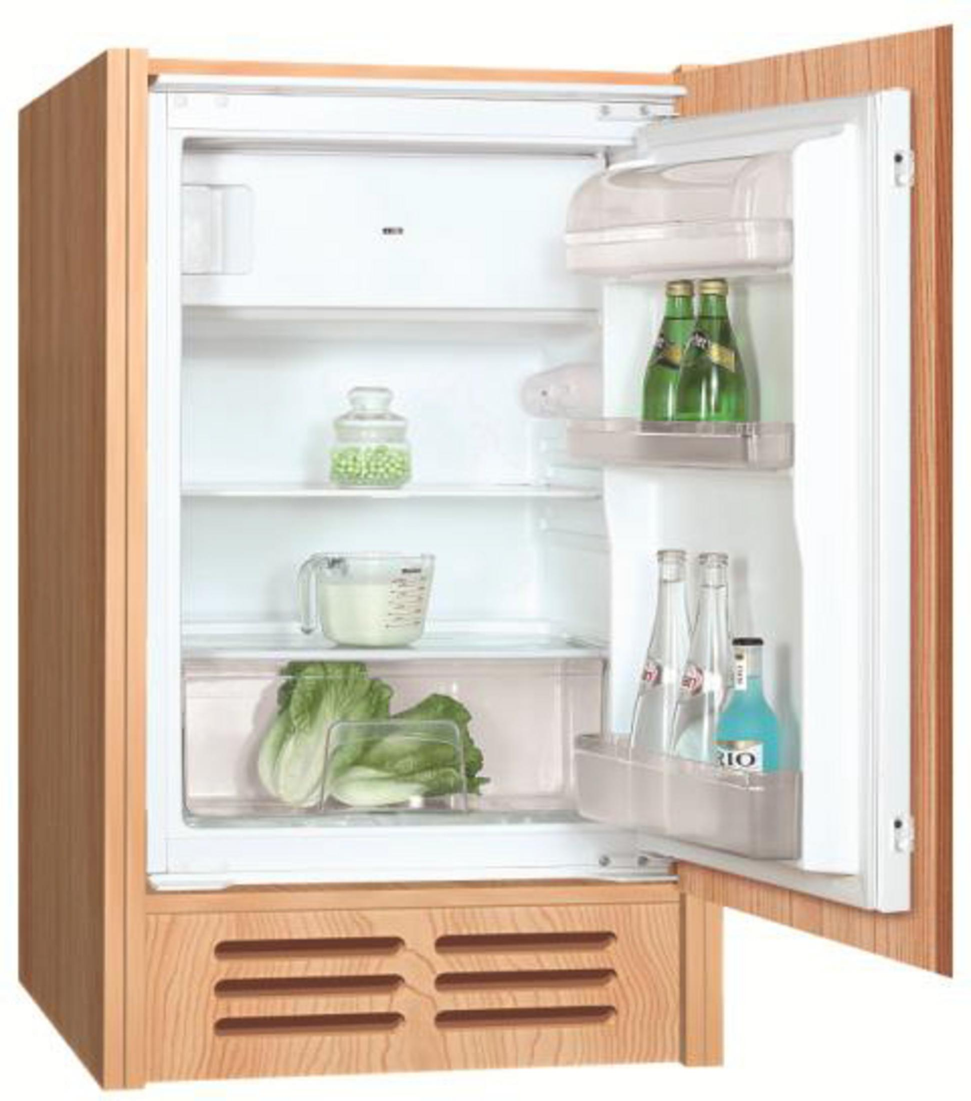 Offener Kühlschrank mit Lebensmitteln, einschließlich Flaschen und Gemüse.