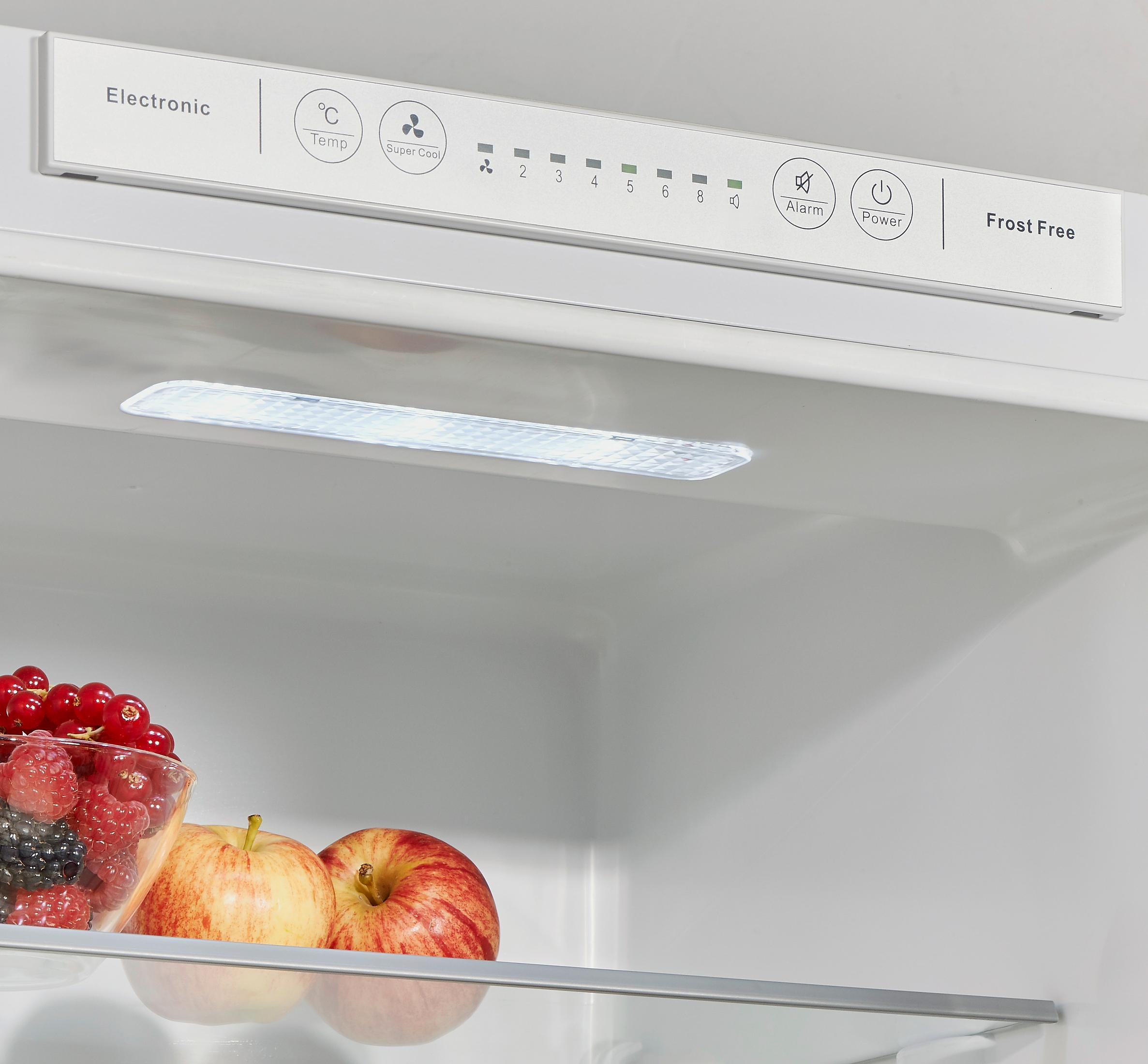 Im Inneren eines Kühlschranks mit Lichtern. Der Kühlschrank enthält Regale und Lebensmittel.