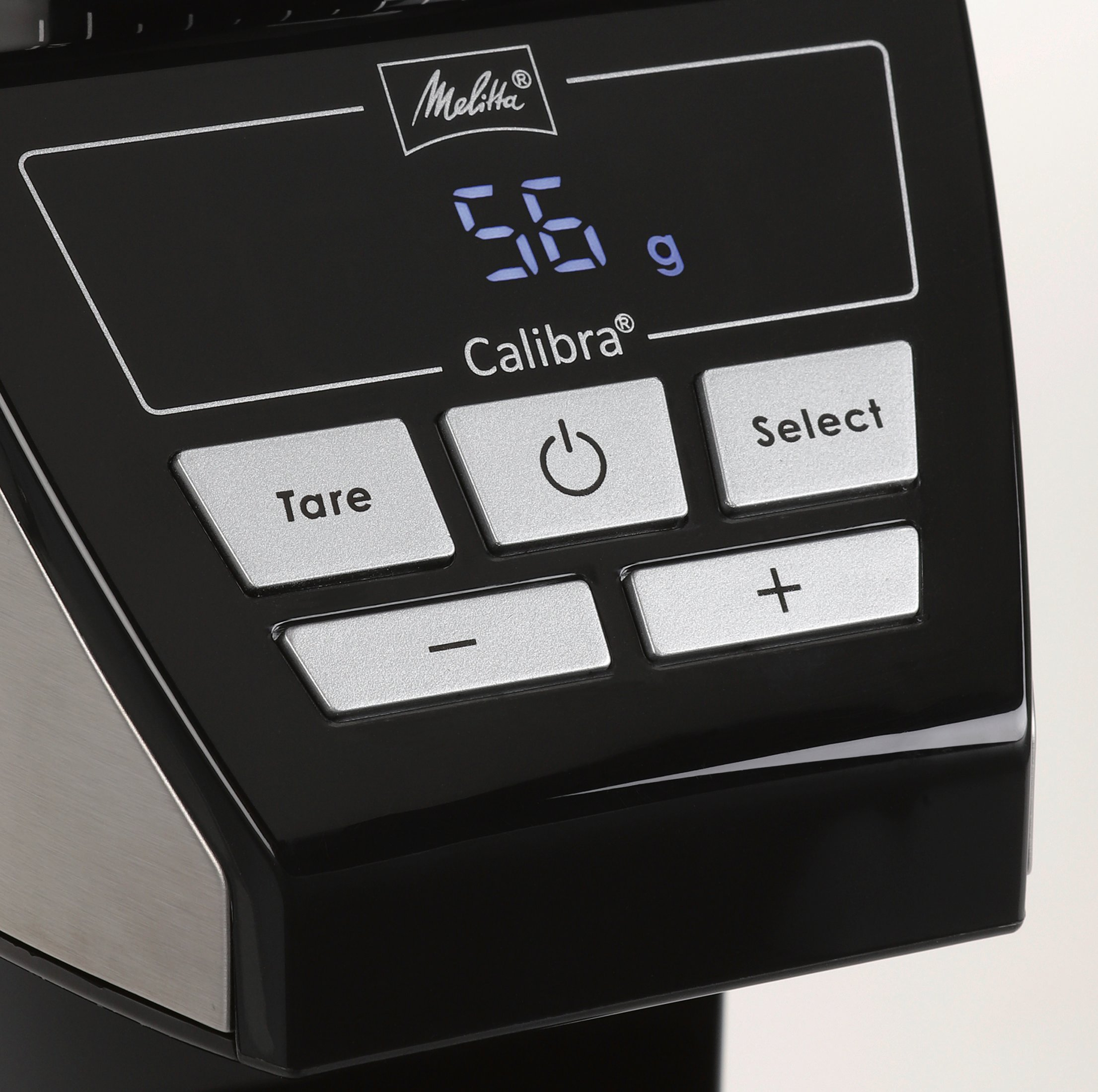 Nahaufnahme einer schwarzen Kaffeewaage mit Anzeige 56g, mit Tasten: Tara, Select, + und -.