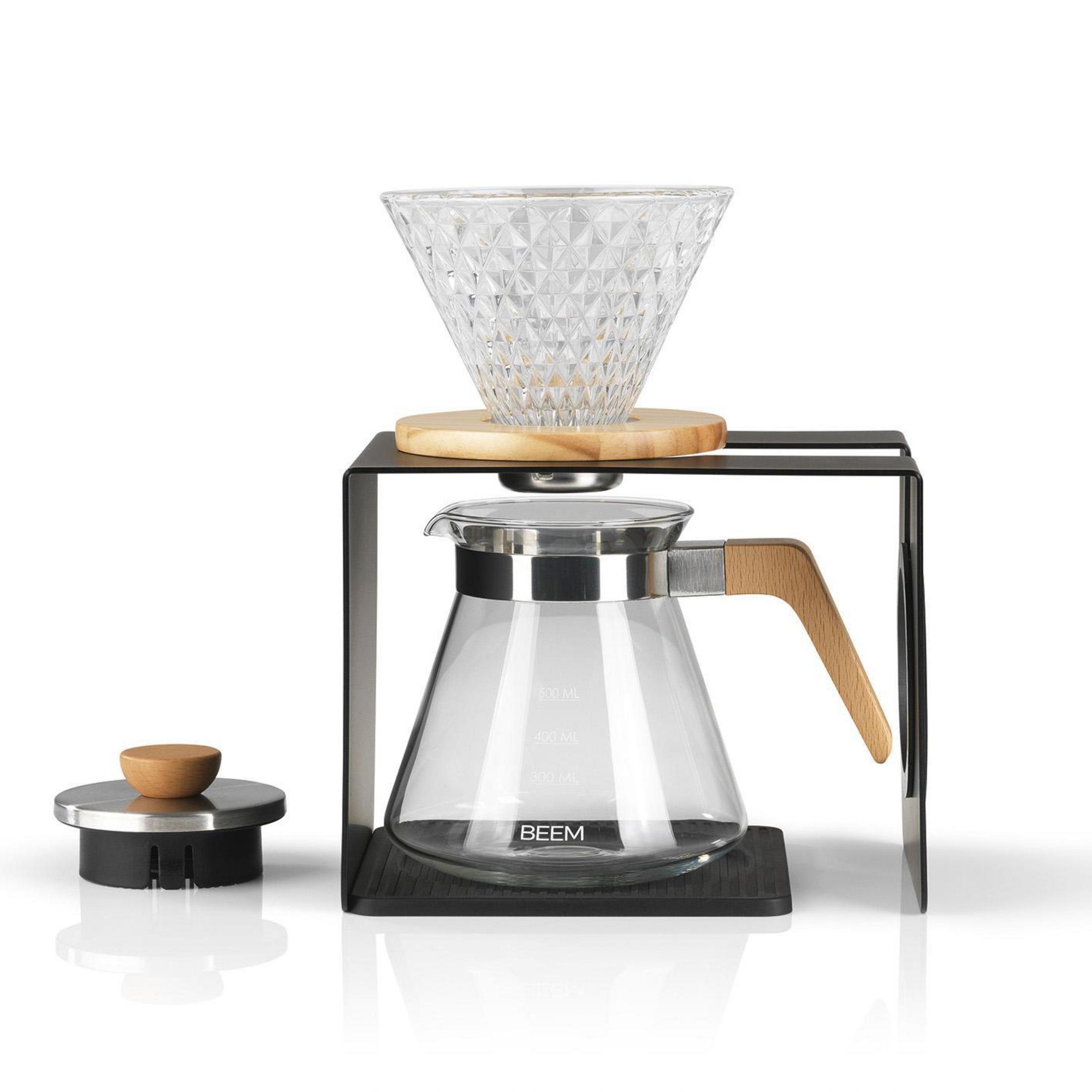 Ein Glas-Kaffee-Pour-Over-Set auf einem schwarzen Metallständer mit Holzgriff.