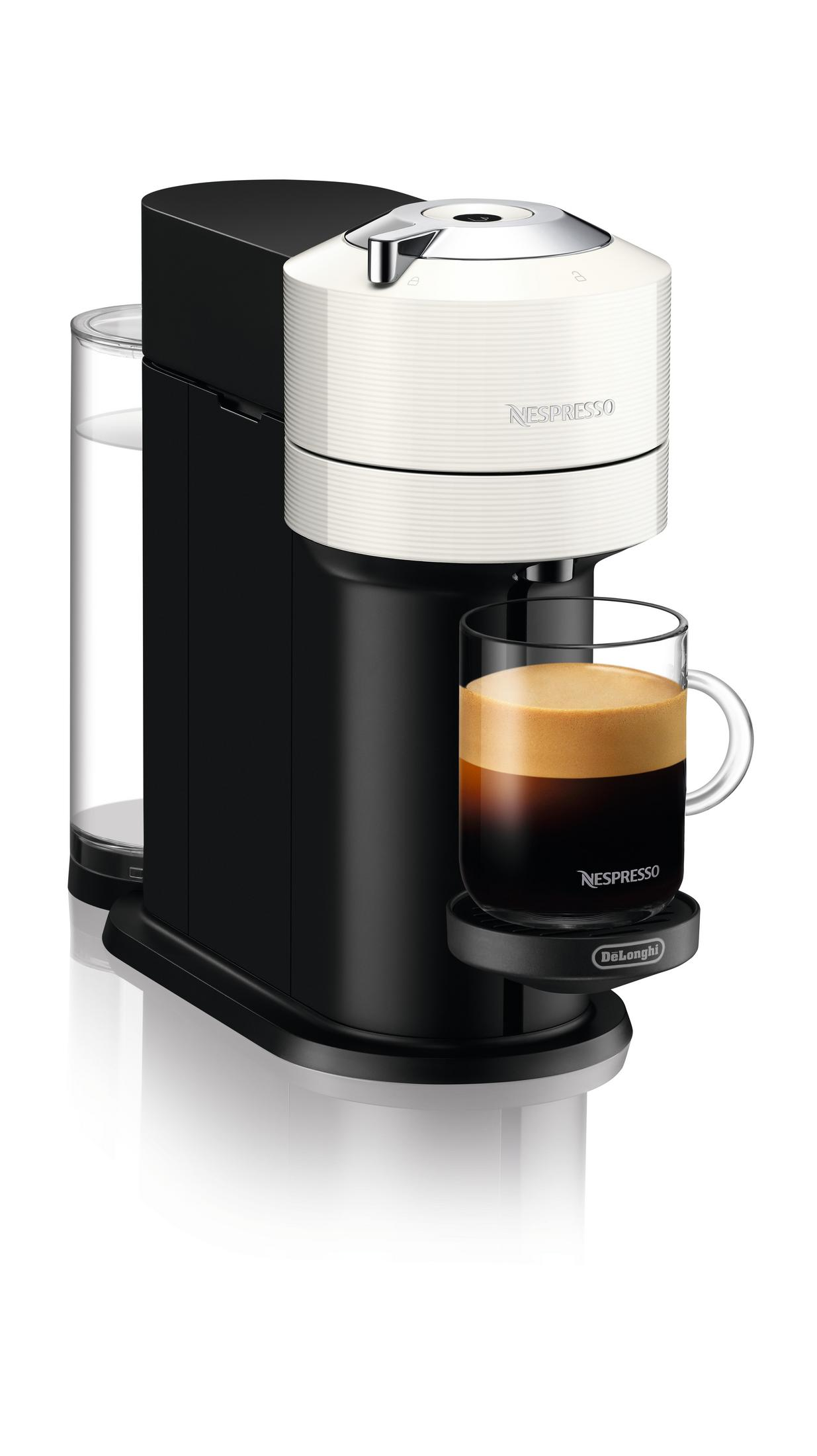 Nespresso-Maschine, die Kaffee in ein klares Glas ausgibt, weißer Hintergrund.
