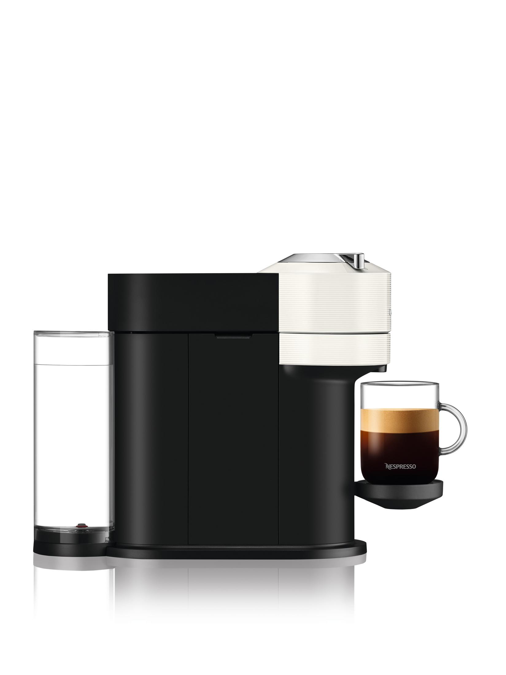 Schwarz-weiße Nespresso-Maschine mit einem Glas Kaffee. Weißer Hintergrund.