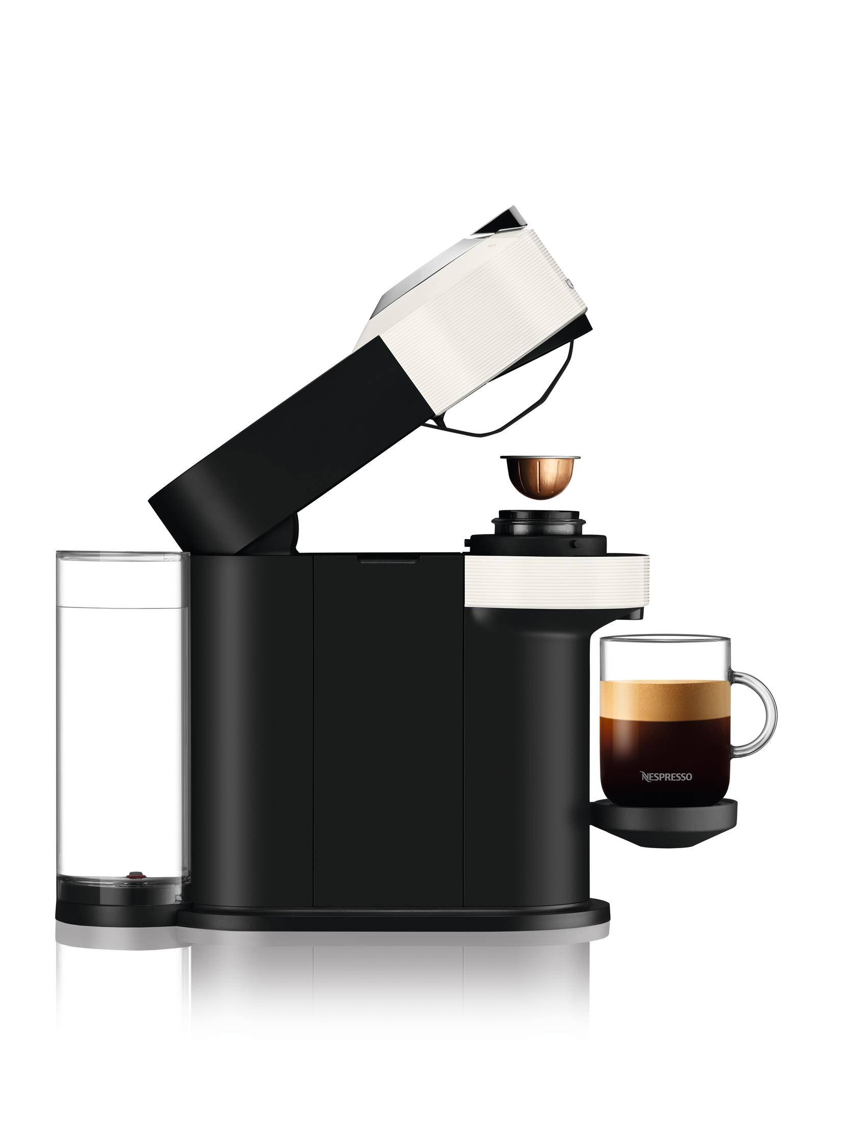 Eine schwarz-weiße Nespresso Vertuo Maschine mit einer Kaffeetasse. Eine offene Kapsel darüber.