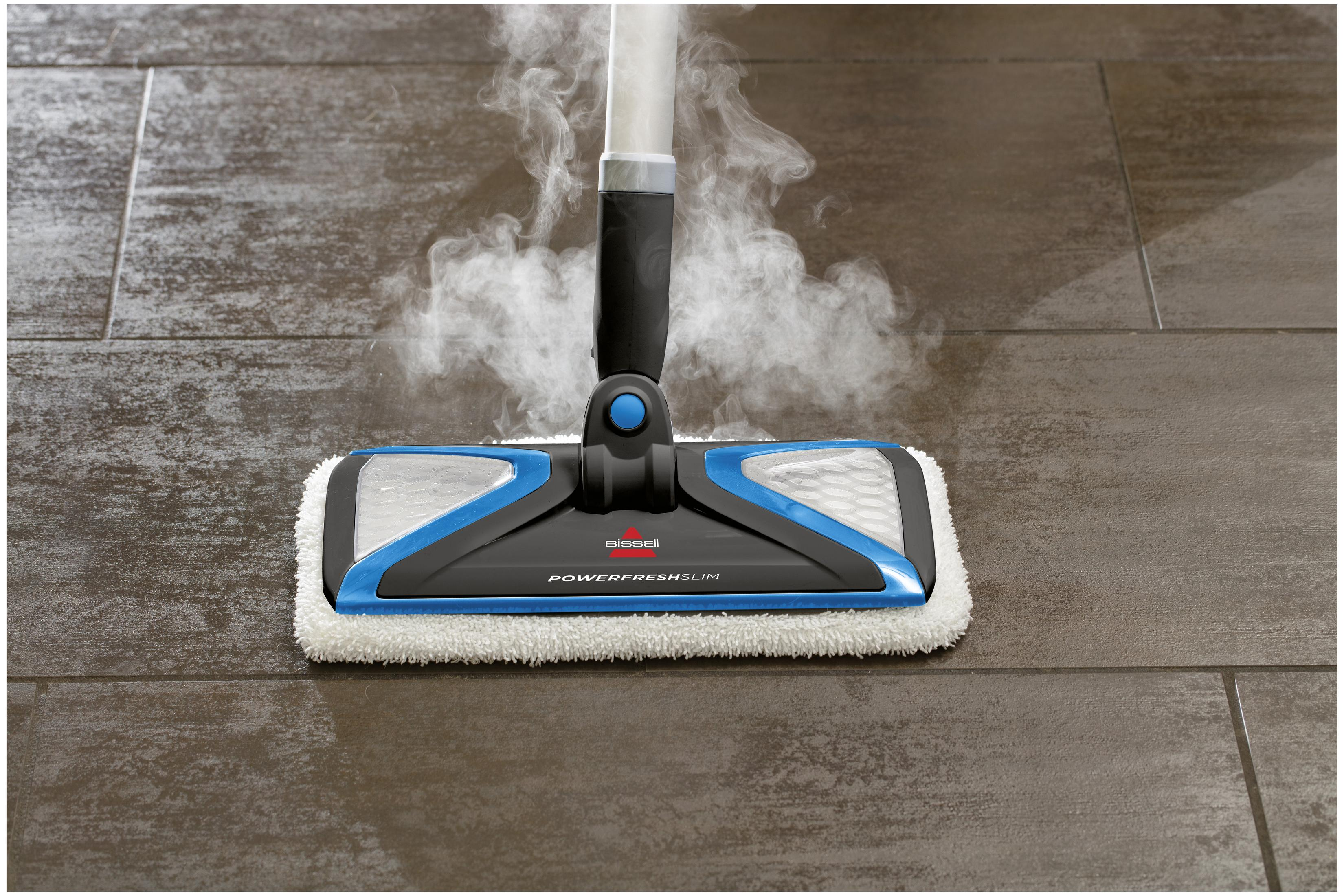 Mop parowy czyszczący podłogę. Wychodzi biała para. Podłoga jest szara i ma wzór płytek.